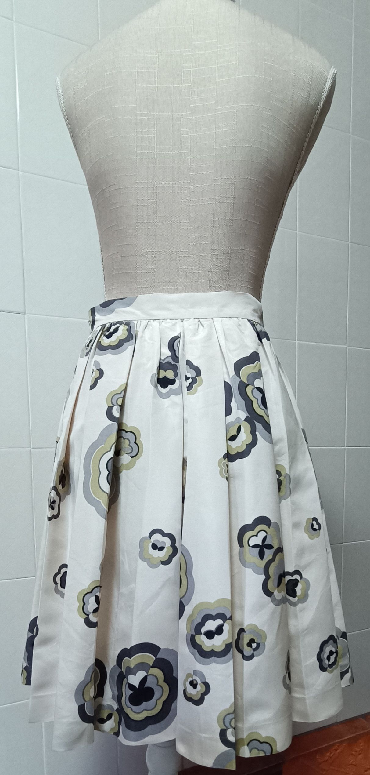 Miu Miu SS 2006 Flowers print beige midi skirt Size 28" / US 6 / IT 42 - 20 Thumbnail