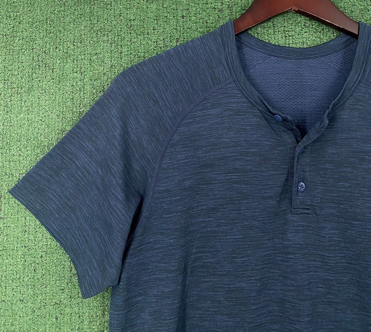 Lululemon Lululemon Metal Vent Henley Short Sleeve Shirt Navy Large Size US L / EU 52-54 / 3 - 3 Thumbnail