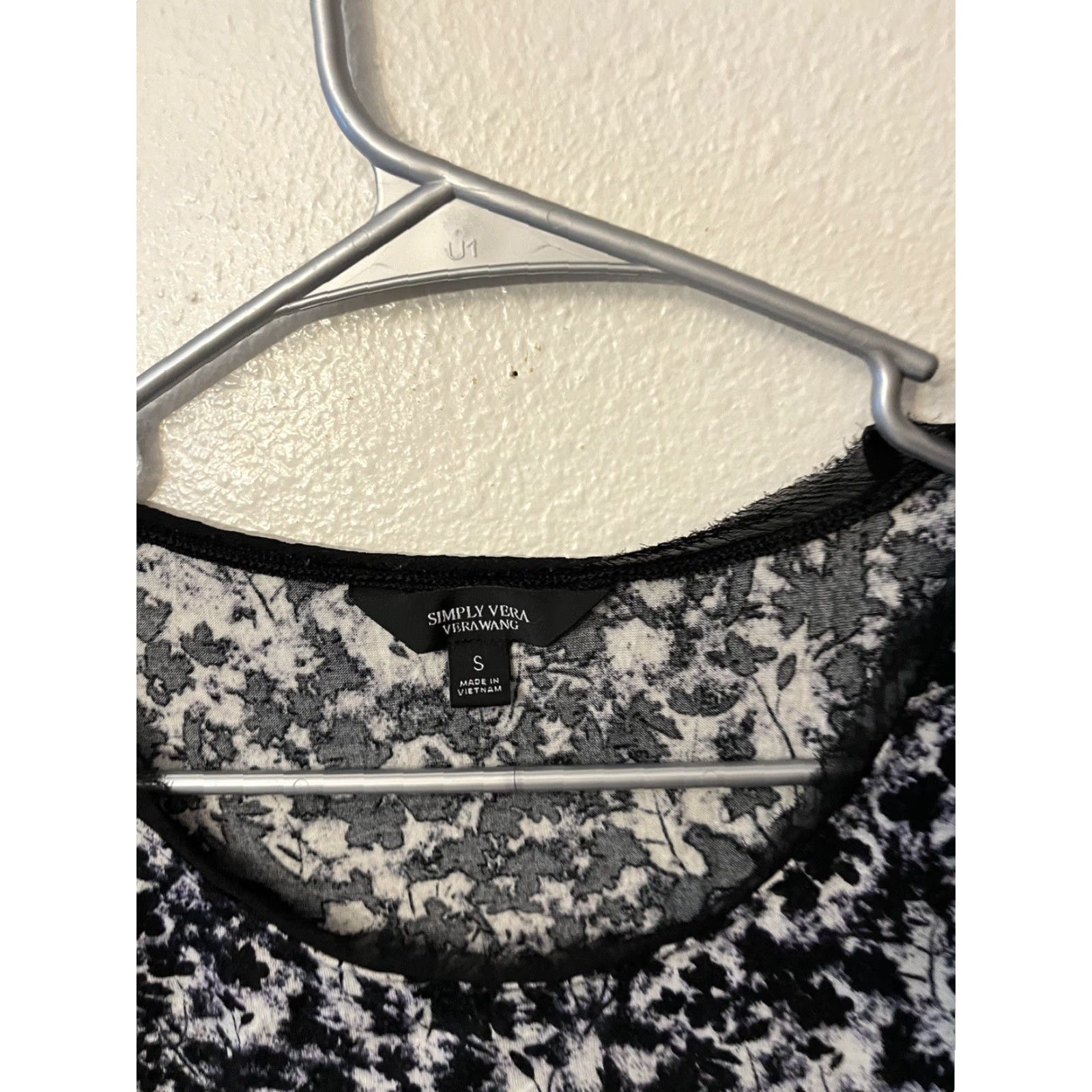 Vintage Simply Vera Wang Blouse Shirt Knit Top Woman's 3/4 Sleeve Black Floral Sz Small Rayan Polyester Spandex Knit Round Neck Adult Womens Size S / US 4 / IT 40 - 3 Thumbnail