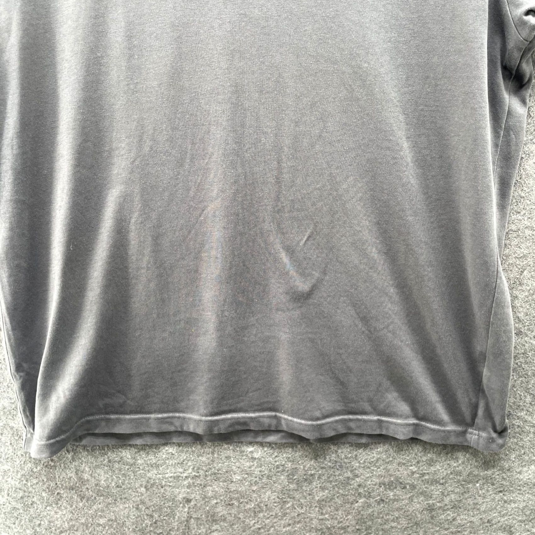 Uniqlo Uniqlo Dry V-Neck Short Sleeve Colour T-Shirt Mens L Gray Size US L / EU 52-54 / 3 - 4 Thumbnail