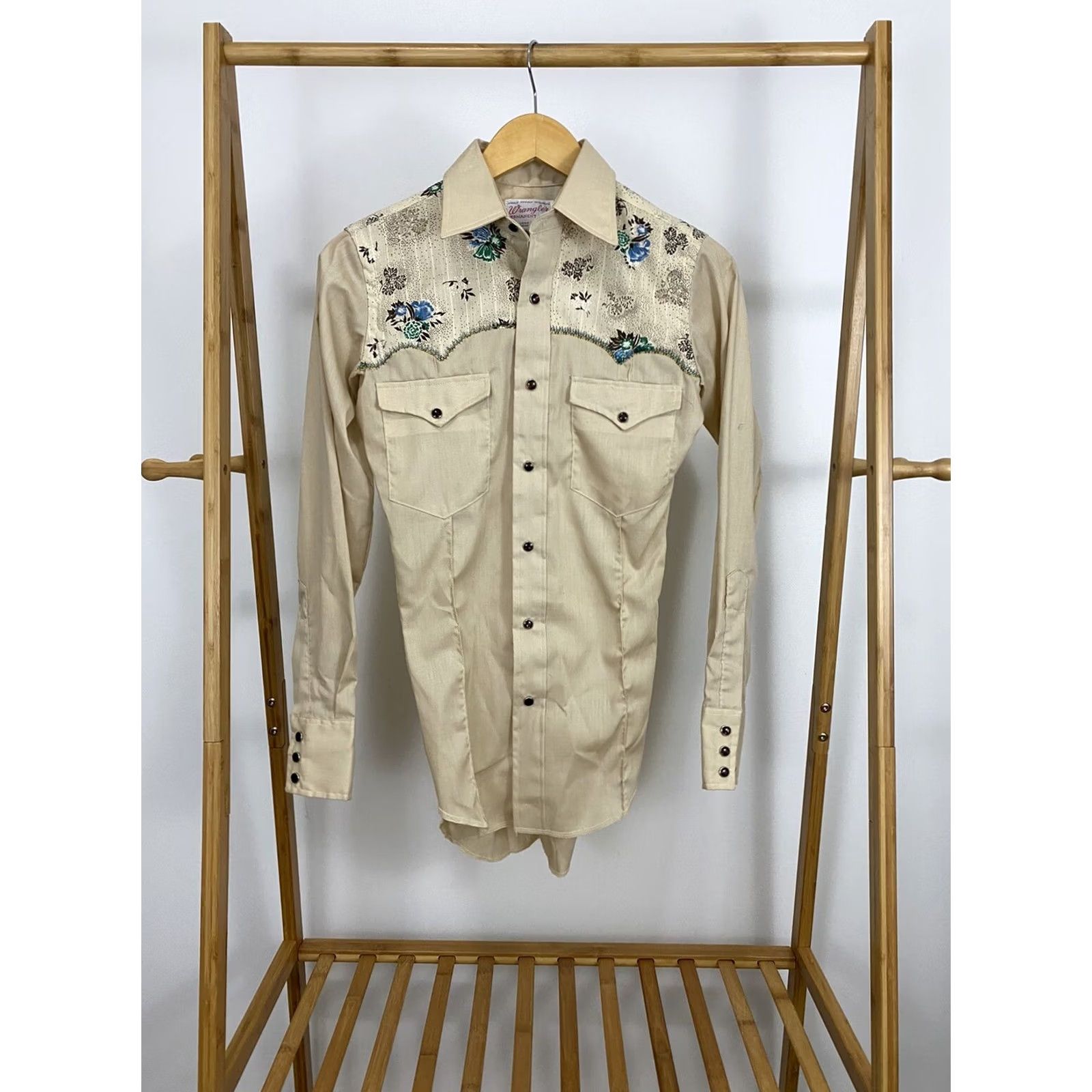Wrangler VTG Wrangler Floral Rodeo Pearl Snap Single Needle Long Tail Shirt XS NWOT Mens Beige Floral Pattern 90s Rodeo Wrangler Pearl Snap Shirt XS Mens Size US XS / EU 42 / 0 - 2 Thumbnail