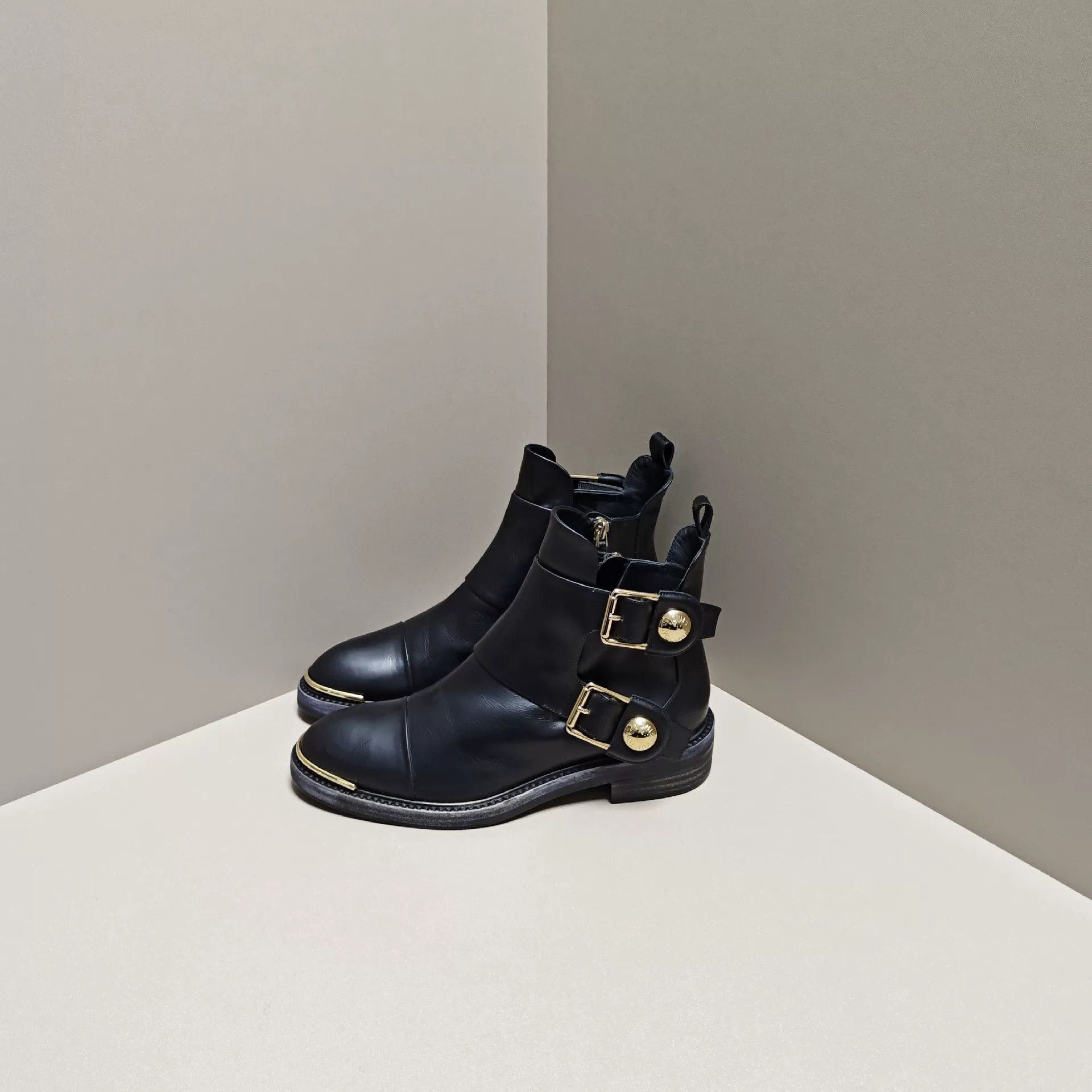 Louis Vuitton Louis Vuitton Retro Gold Boots us_5 Women Size US 5 / IT 35 - 1 Thumbnail