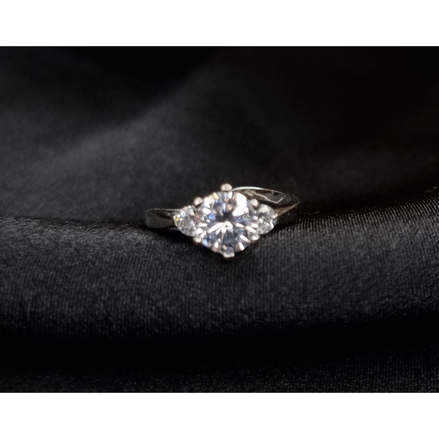 Vintage 925 Sterling Silver Ring With Trio CZ Stones Size 7.25 Size ONE SIZE - 2 Thumbnail
