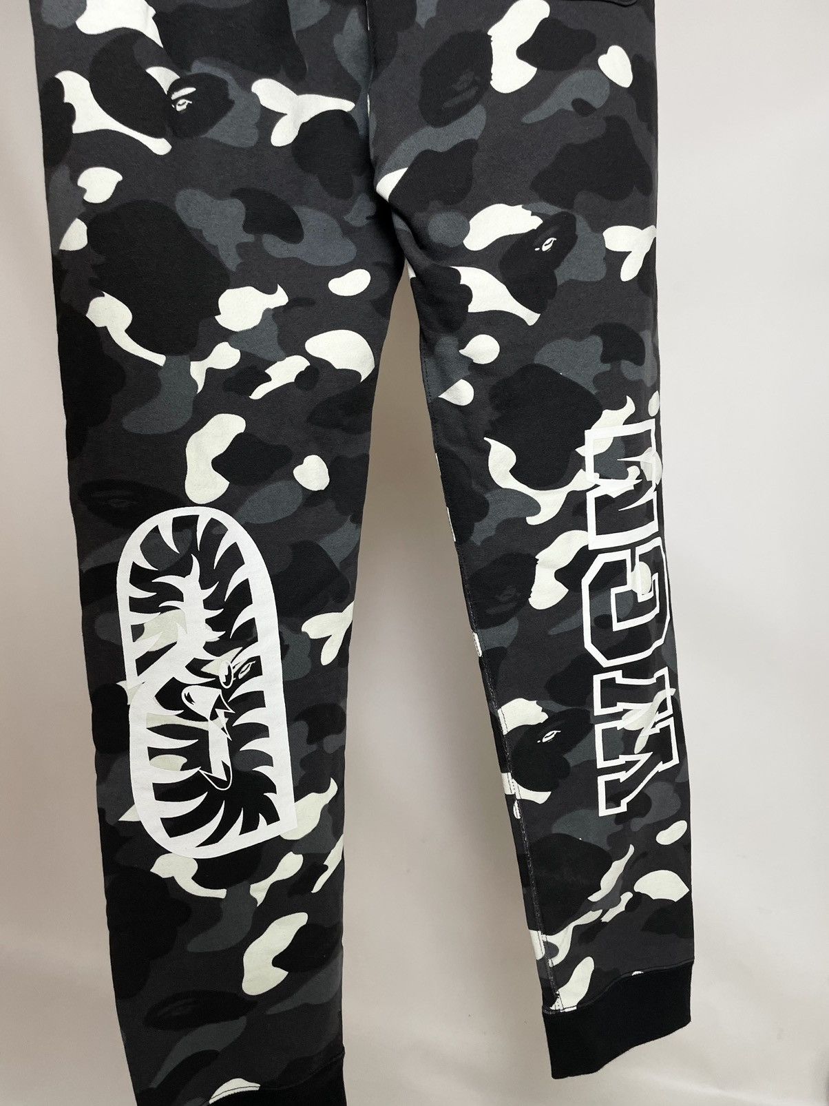 Bape BAPE 🌎 Glow in the dark sport camo sweat pants made in Japan Size US 32 / EU 48 - 9 Thumbnail