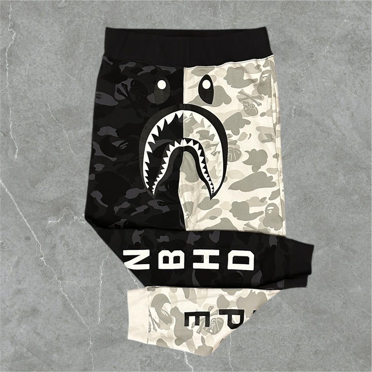 Bape × Neighborhood Bape x Neighbourhood Split Mimetic Shark Pants Black/White Size US 34 / EU 50 - 4 Thumbnail