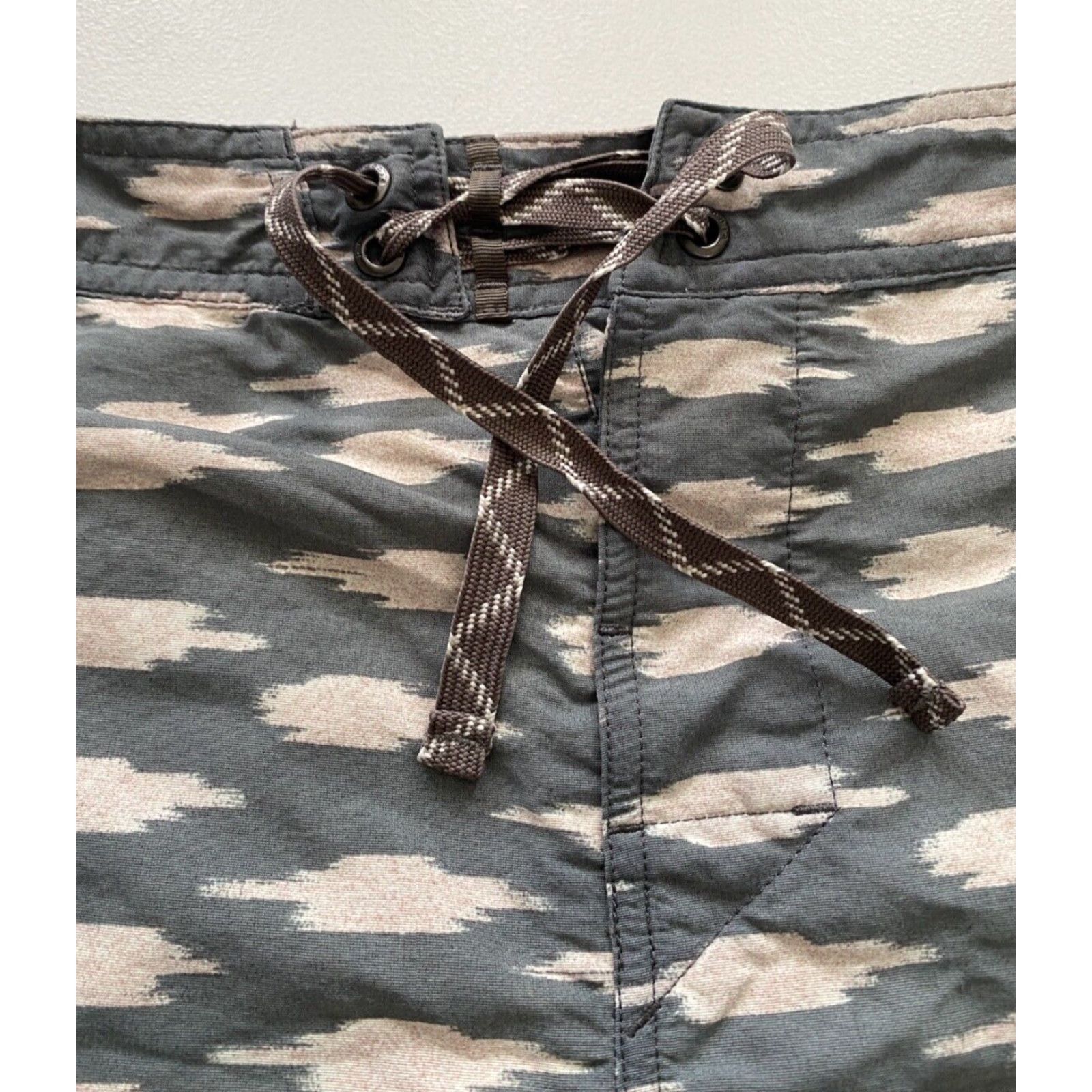 Patagonia Patagonia Wavefarer Board Shorts Men 9" Sz 34 Gray Spotted Beach Outdoor Drawstring Board Shorts Mens Size US 34 / EU 50 - 5 Thumbnail