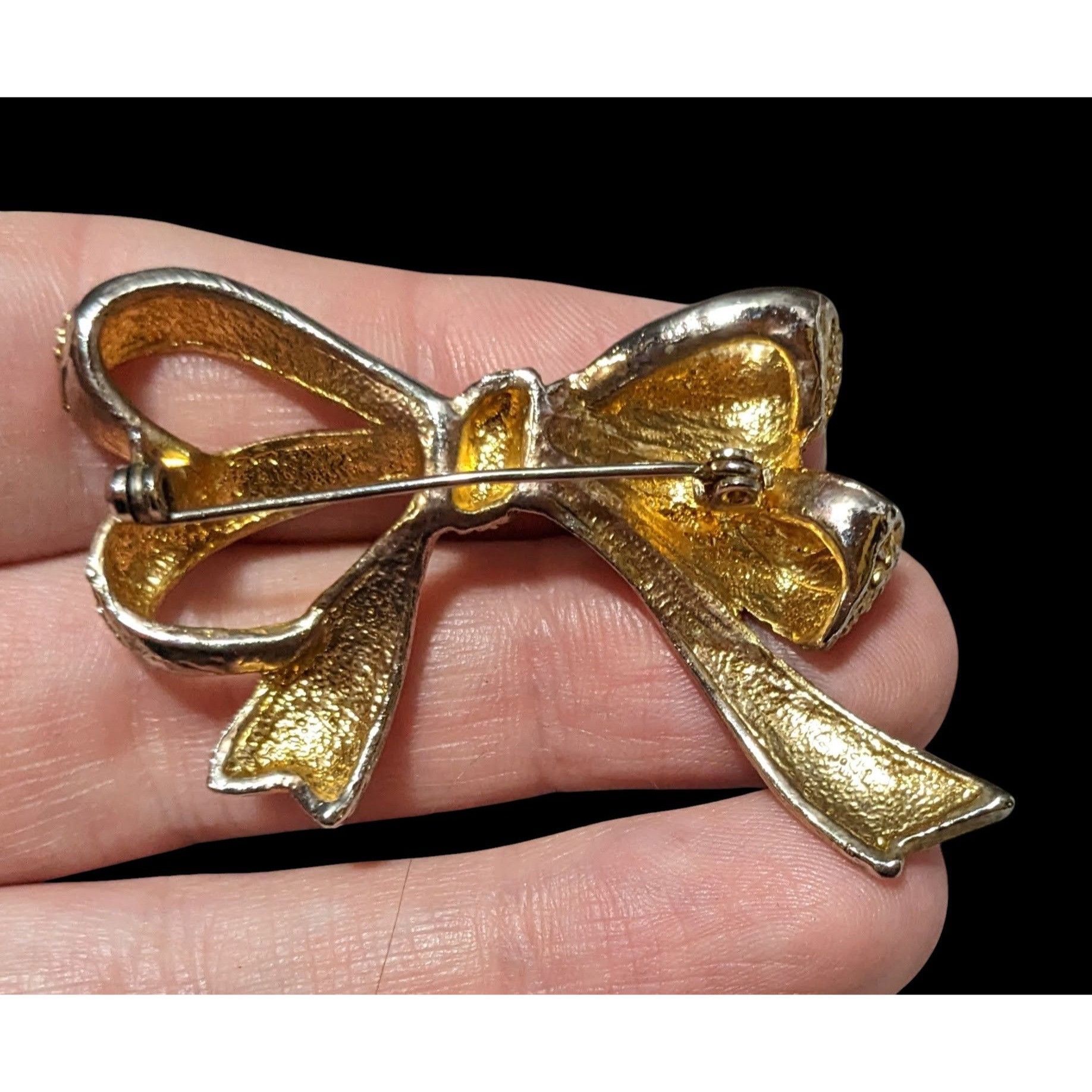 Other Vintage Textured Gold Tone Bow Ribbon Brooch Size ONE SIZE - 2 Thumbnail