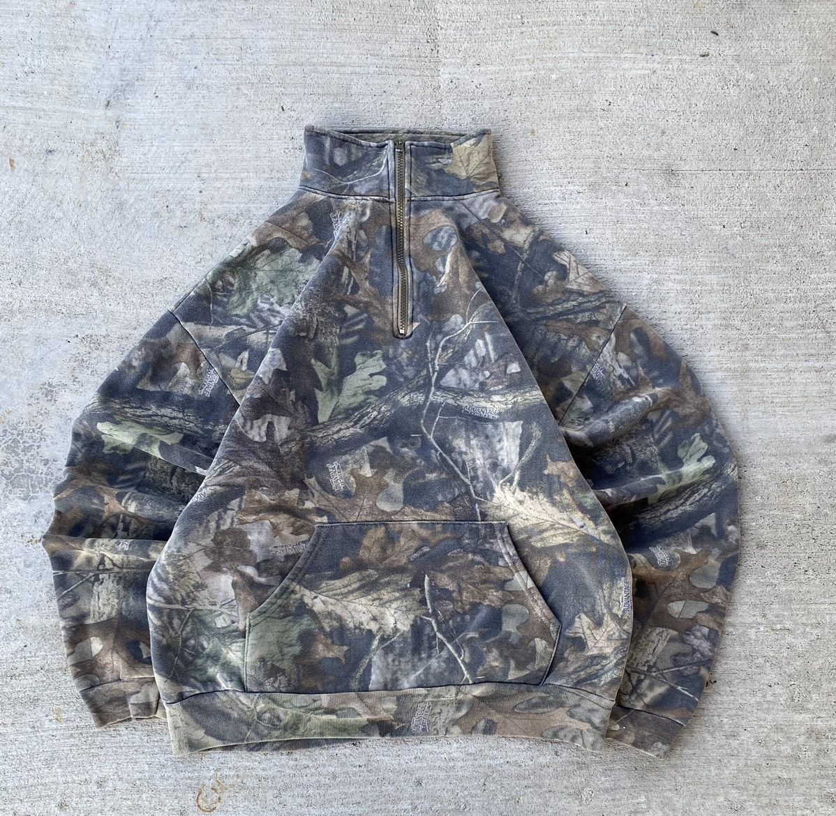 Image of Akimbo Club x Mossy Oaks Vintage 90’S Camouflage Realtree Heavyweight Zip Up Jacket in Green (Size 