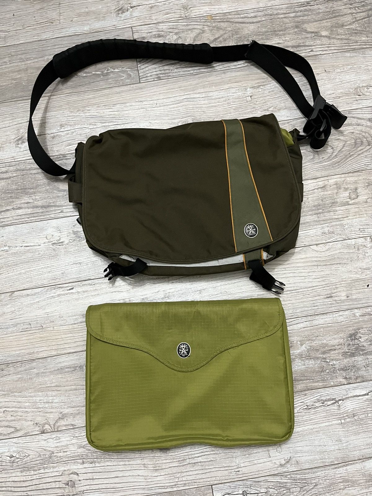 image of Crumpler Crossbody Avant Garde Bag Vintage Messenger in Khaki Green, Men's