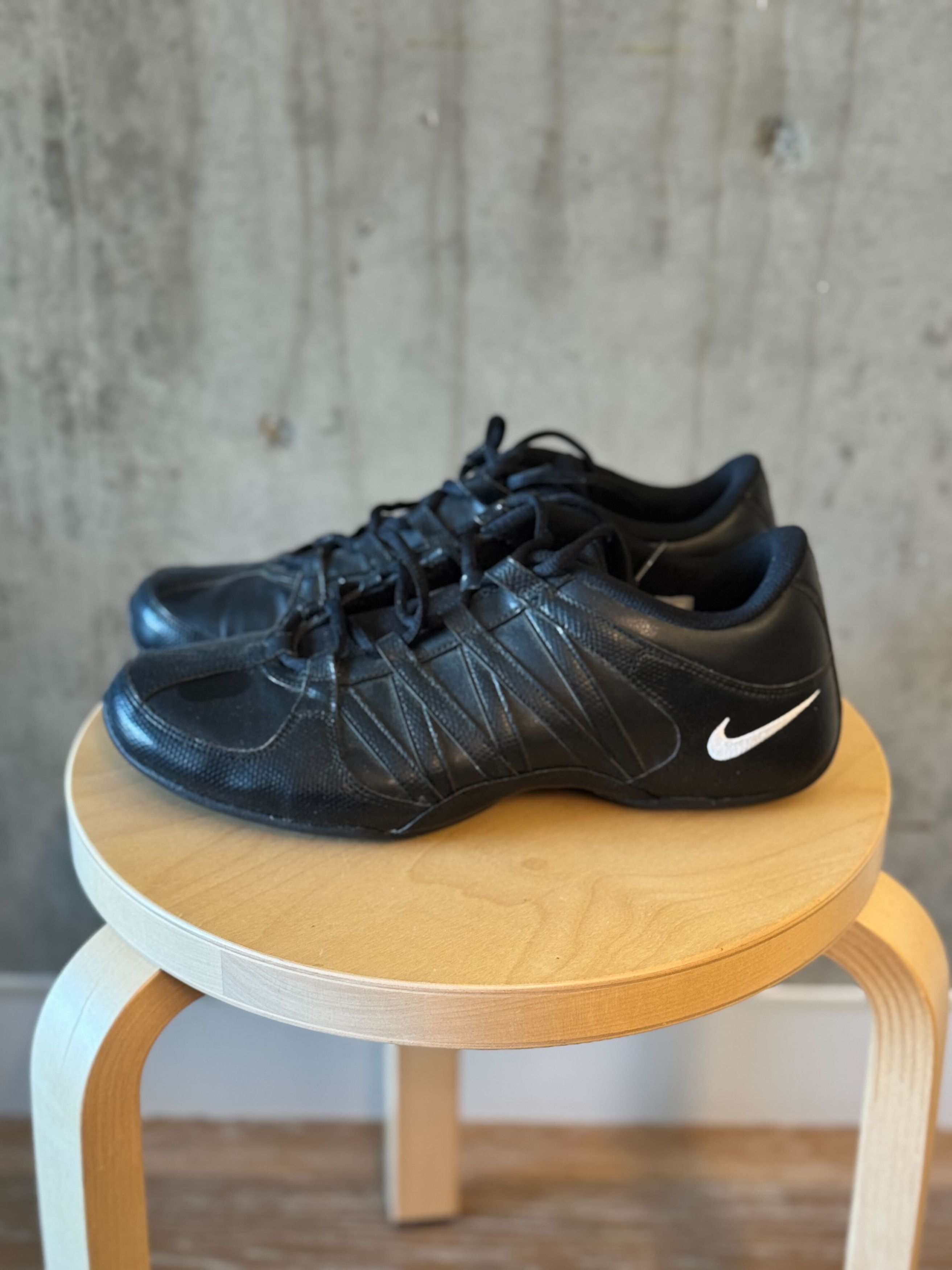 Nike Musique IV Dance Cheer Shoes Size US 9 / EU 42 - 2 Thumbnail