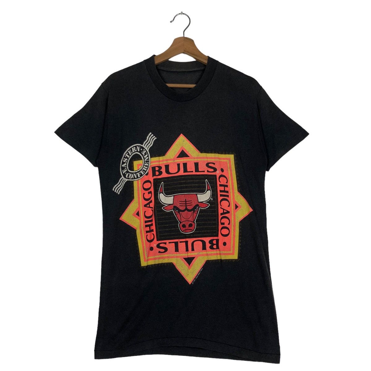 NBA 🔥90’s Vintage Chicago Bulls T-Shirt Big Logo Over Print Size US M / EU 48-50 / 2 - 1 Thumbnail