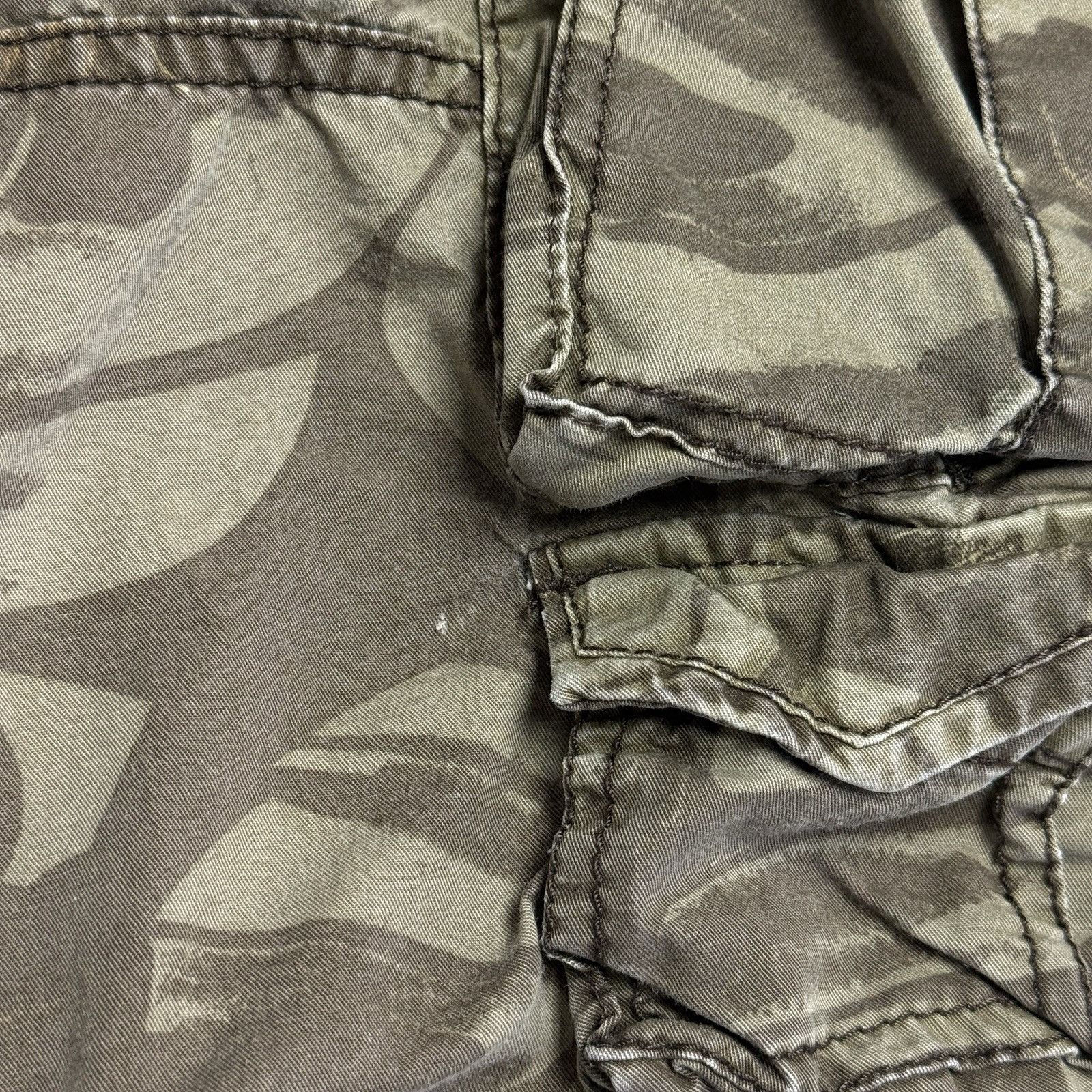 Old Navy Old Navy Supply Co Camouflage Cargo Shorts Regular Issue Size US 31 - 4 Thumbnail