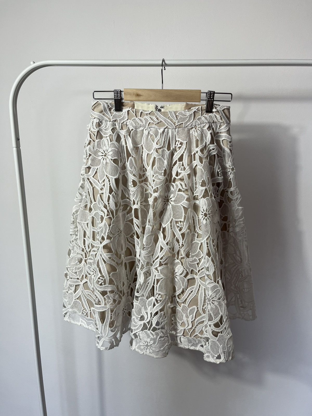 Alice + Olivia Alice + Olivia Floral Lace Skirt White Midi Size 2 Size 26" / US 2 / IT 38 - 8 Thumbnail