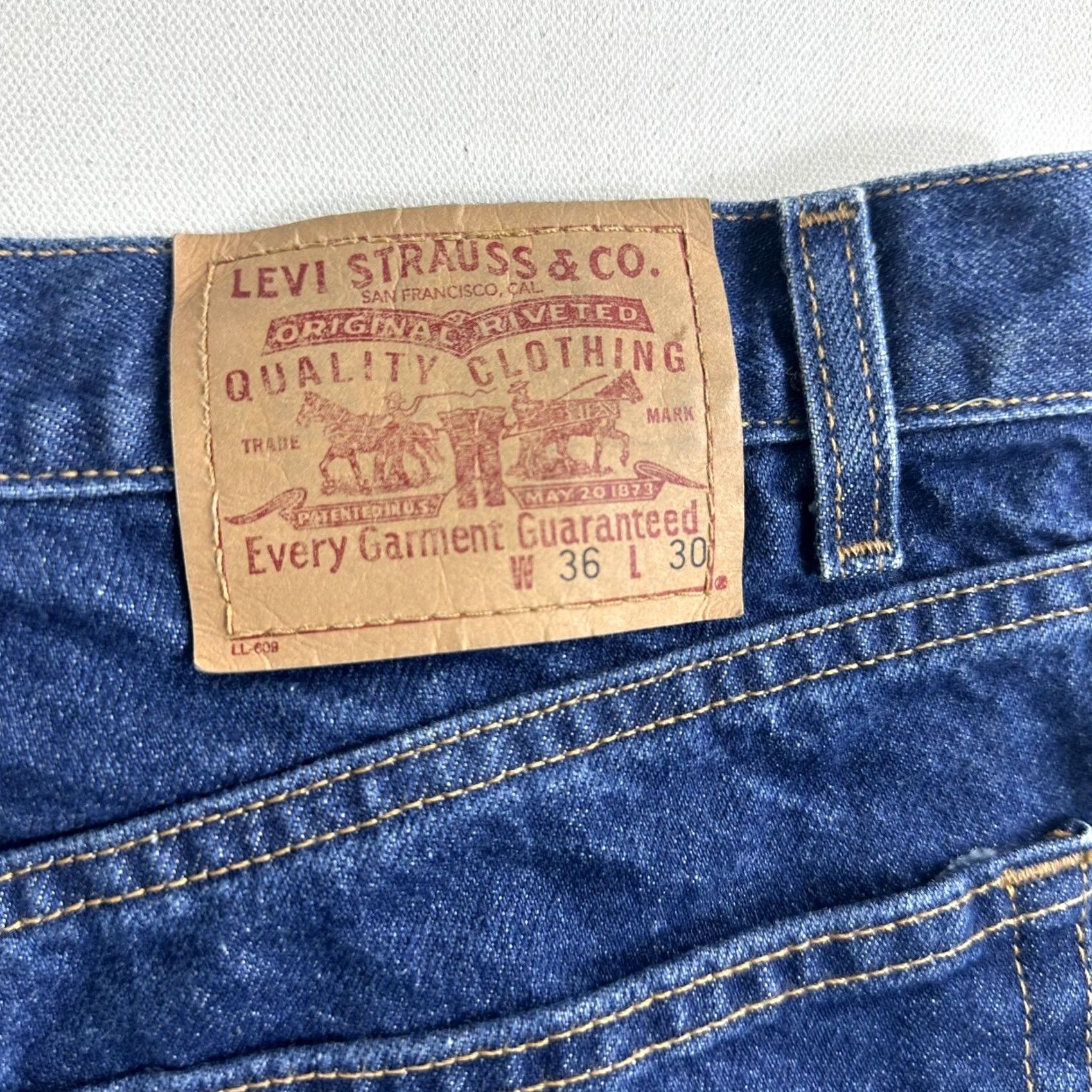 Levi's VINTAGE Levi's Jeans Mens 36x30 Blue Relaxed Straight Leg Med Wash 2001 Size US 36 / EU 52 - 7 Thumbnail