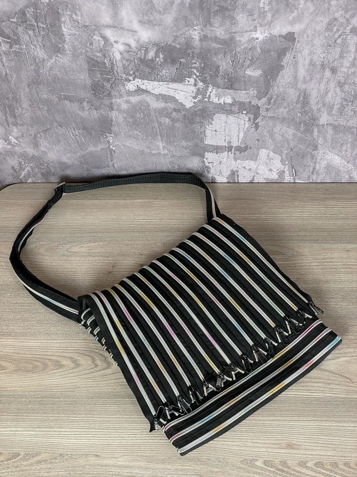 Japanese Brand Vintage Zipper Shoulder Bag Avant Garde 90s Streetwear Size ONE SIZE - 2 Thumbnail
