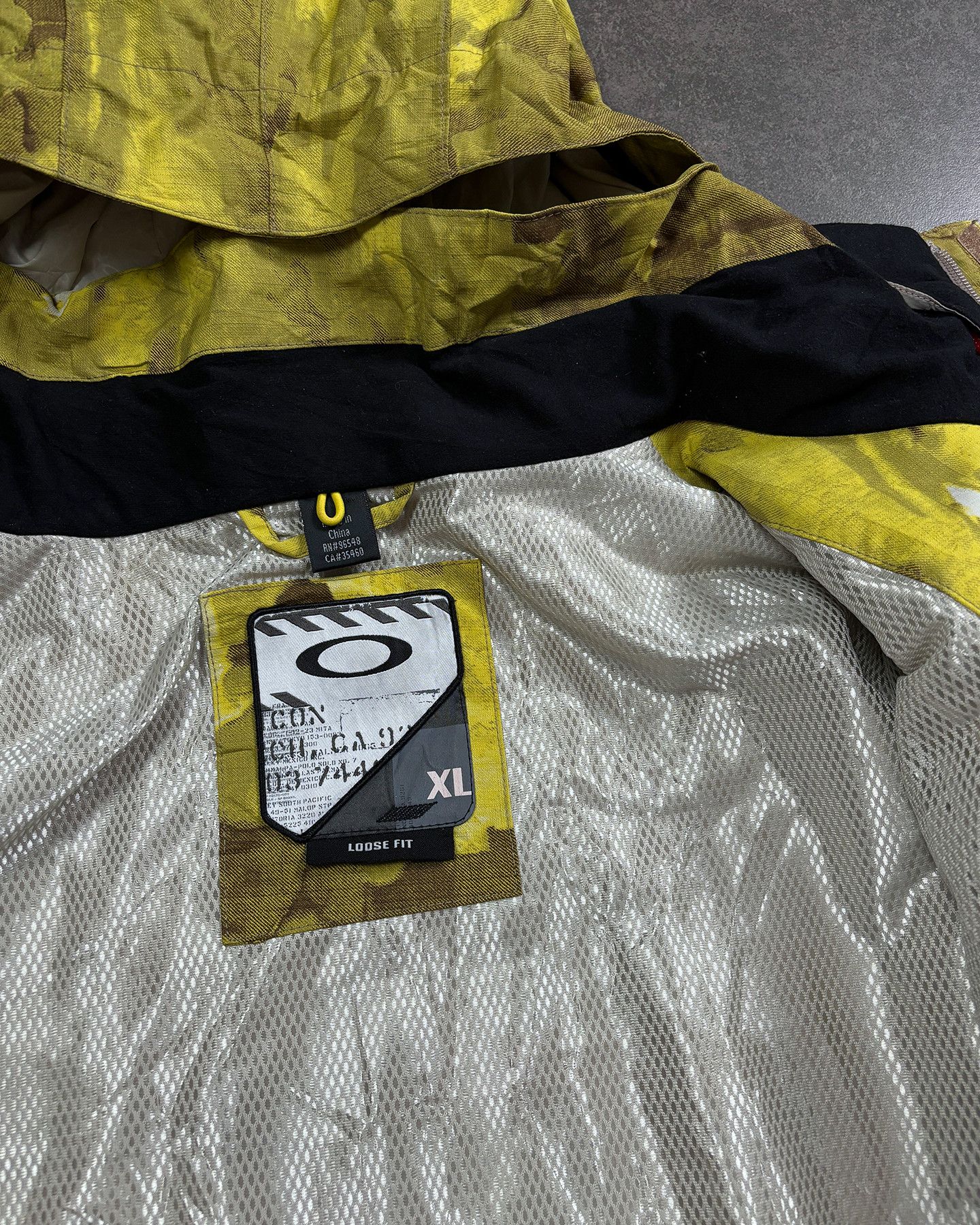 Oakley 00s Oakley Down Geometric Pattern Magnetic Closure Jacket Size US XL / EU 56 / 4 - 13 Thumbnail