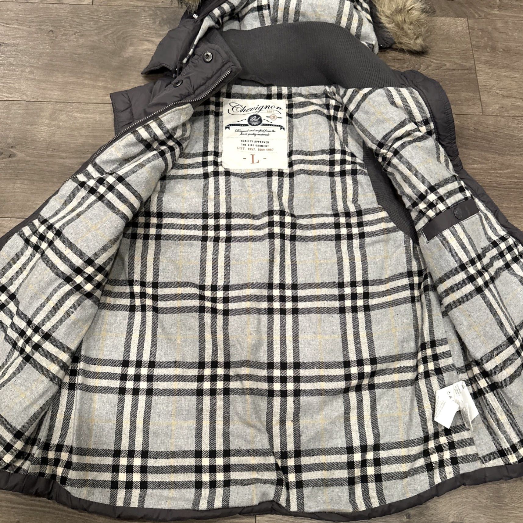 Vintage VINTAGE Chevignon Girl Puffer Vest Plaid Gray Multi Large Women Adult Vest L Gray Plaid Women Size L / US 10 / IT 46 - 2 Thumbnail