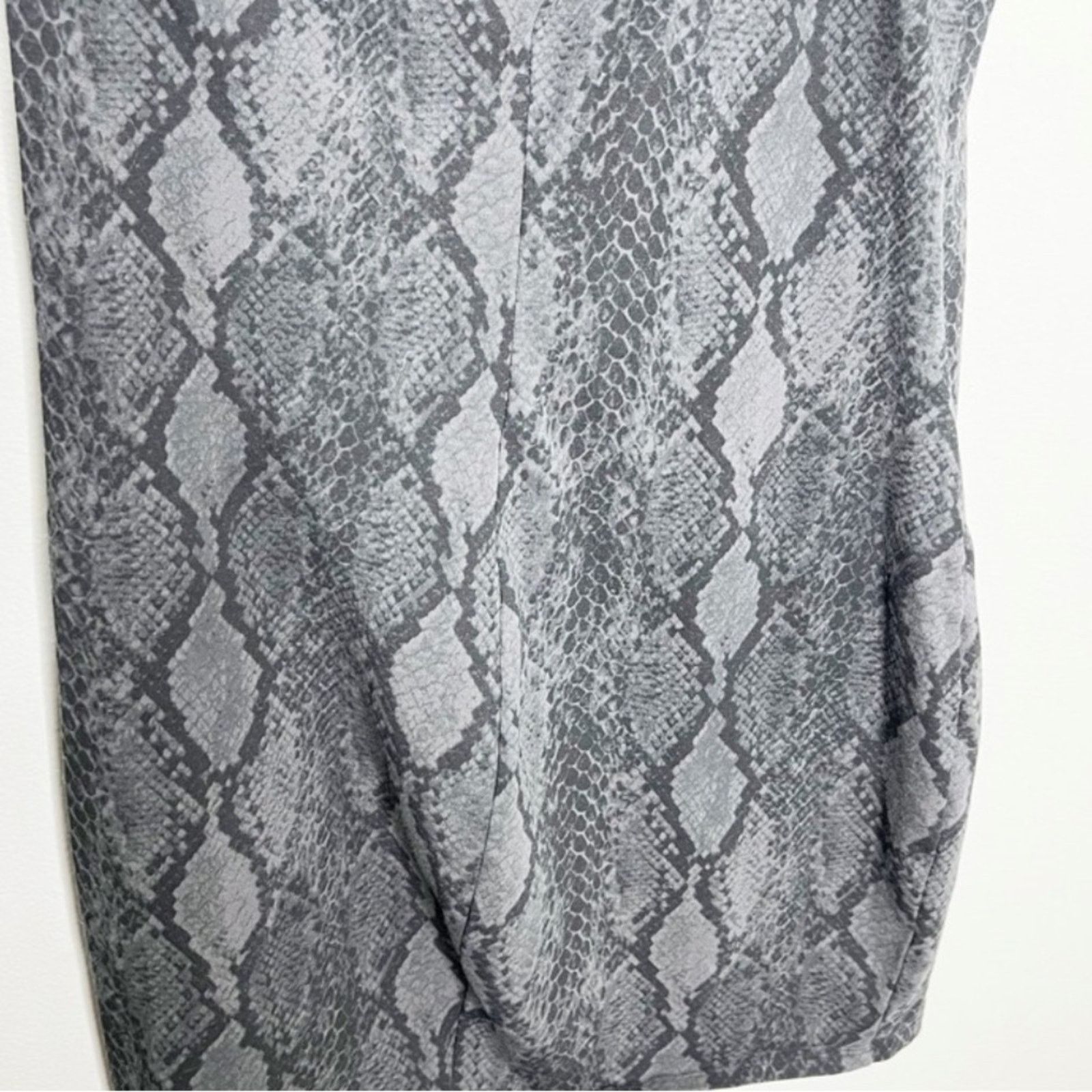 Express Express Women’s Snakeskin One Shoulder Bodycon Mini Dress Size L / US 10 / IT 46 - 9 Thumbnail