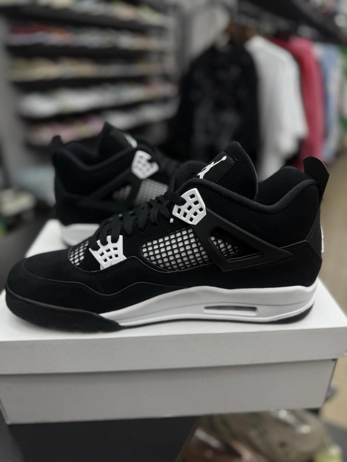 Jordan Brand Nike Air Jordan 4 Retro White Thunder FQ8138-001 Men’s (13) Size US 13 / EU 46 - 8 Thumbnail