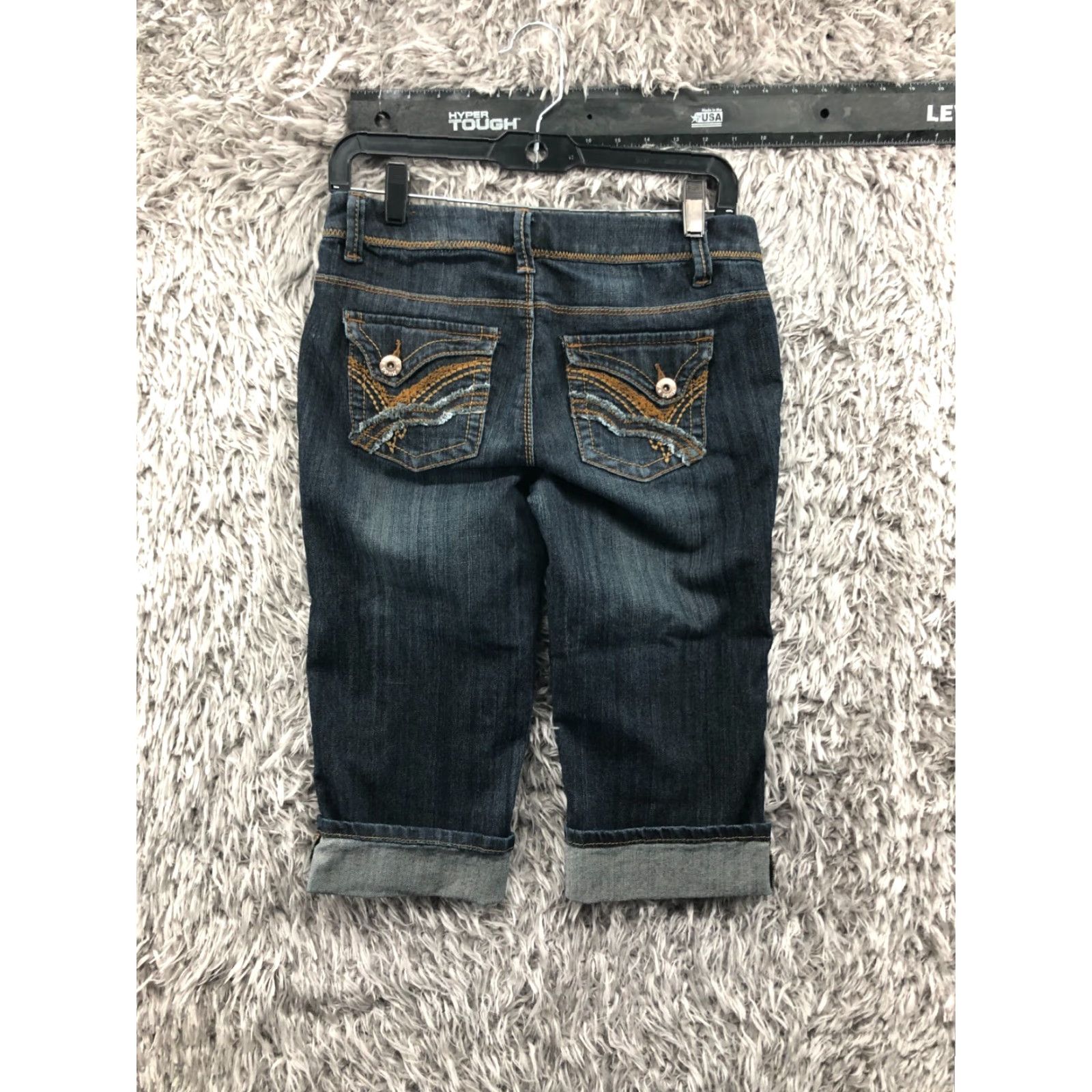 Denime Mudd Cuffed Capri Jeans Size 5 Juniors Low Rise Dark Blue Denim Womens Jeans Capri Rise 28 in Inseam 20 in Button Zipper 5-Pocket Denim Wear Blue Mudd Size 27" / US 4 / IT 40 - 5 Thumbnail