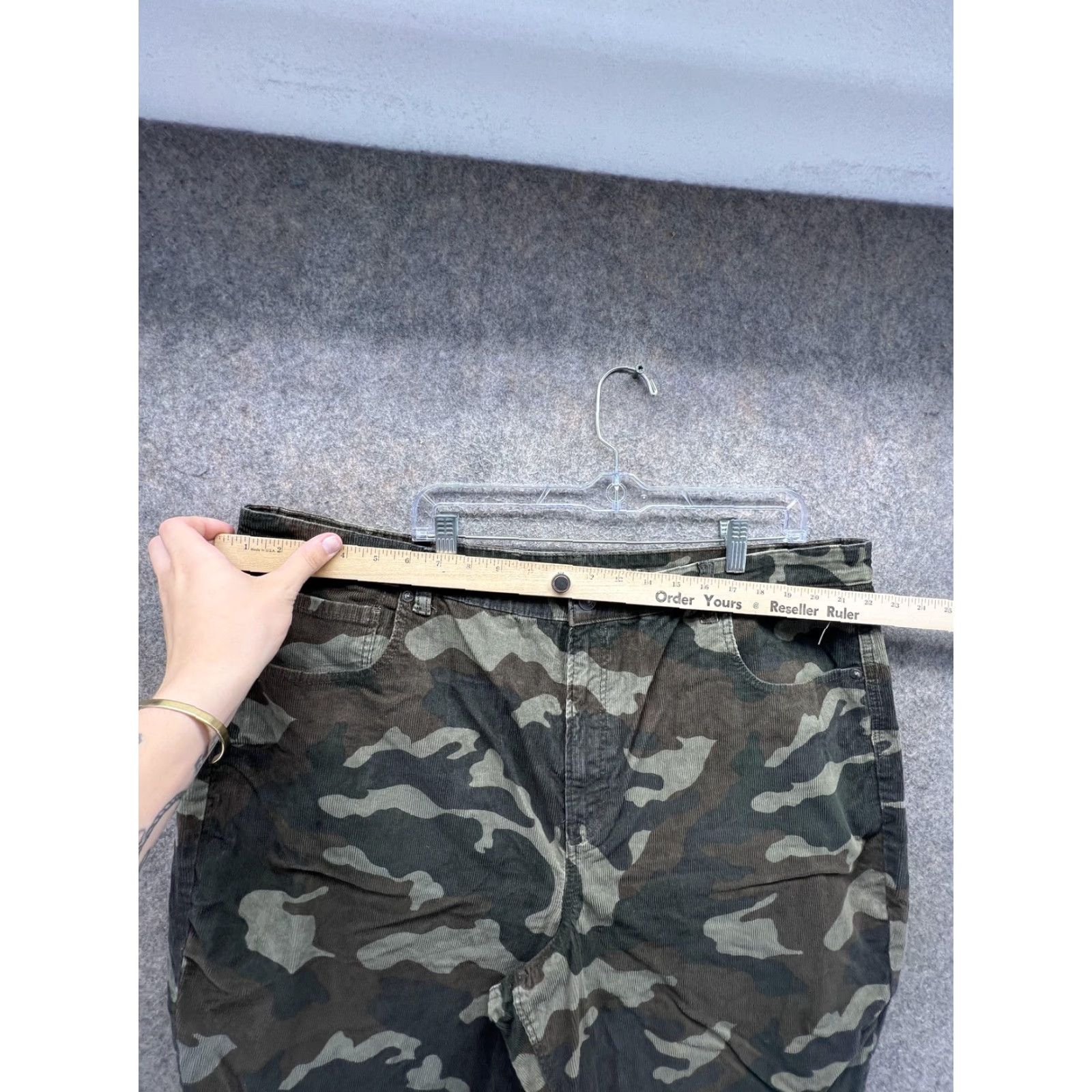 American Eagle Outfitters VINTAGE American Eagle Outfitters Pants Womens 24 Plus Camouflage Corduroy Straight Leg Chino Size 42" / US 20 - 3 Thumbnail