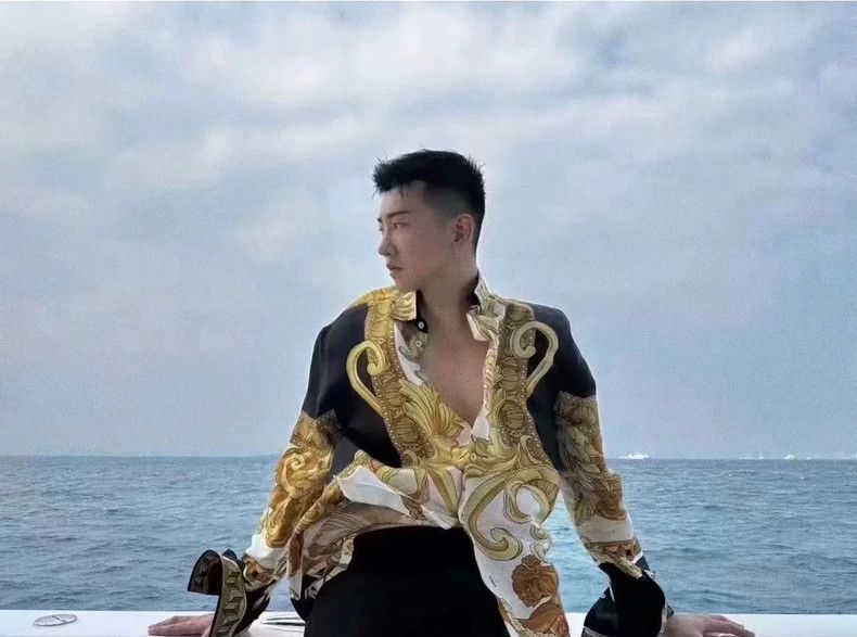 Versace Versace Black gold baroque mulberry silk shirt Size US M / EU 48-50 / 2 - 1 Thumbnail