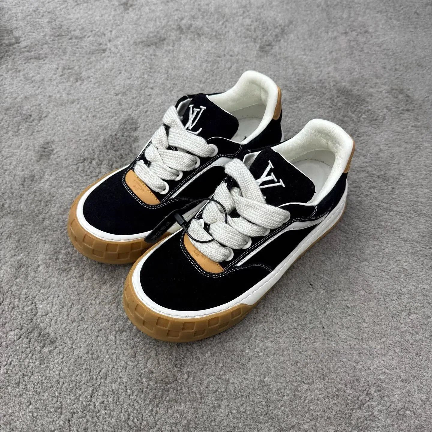 Louis Vuitton Louis Vuitton Suede Round. Size US 9 / EU 42 - 1 Thumbnail