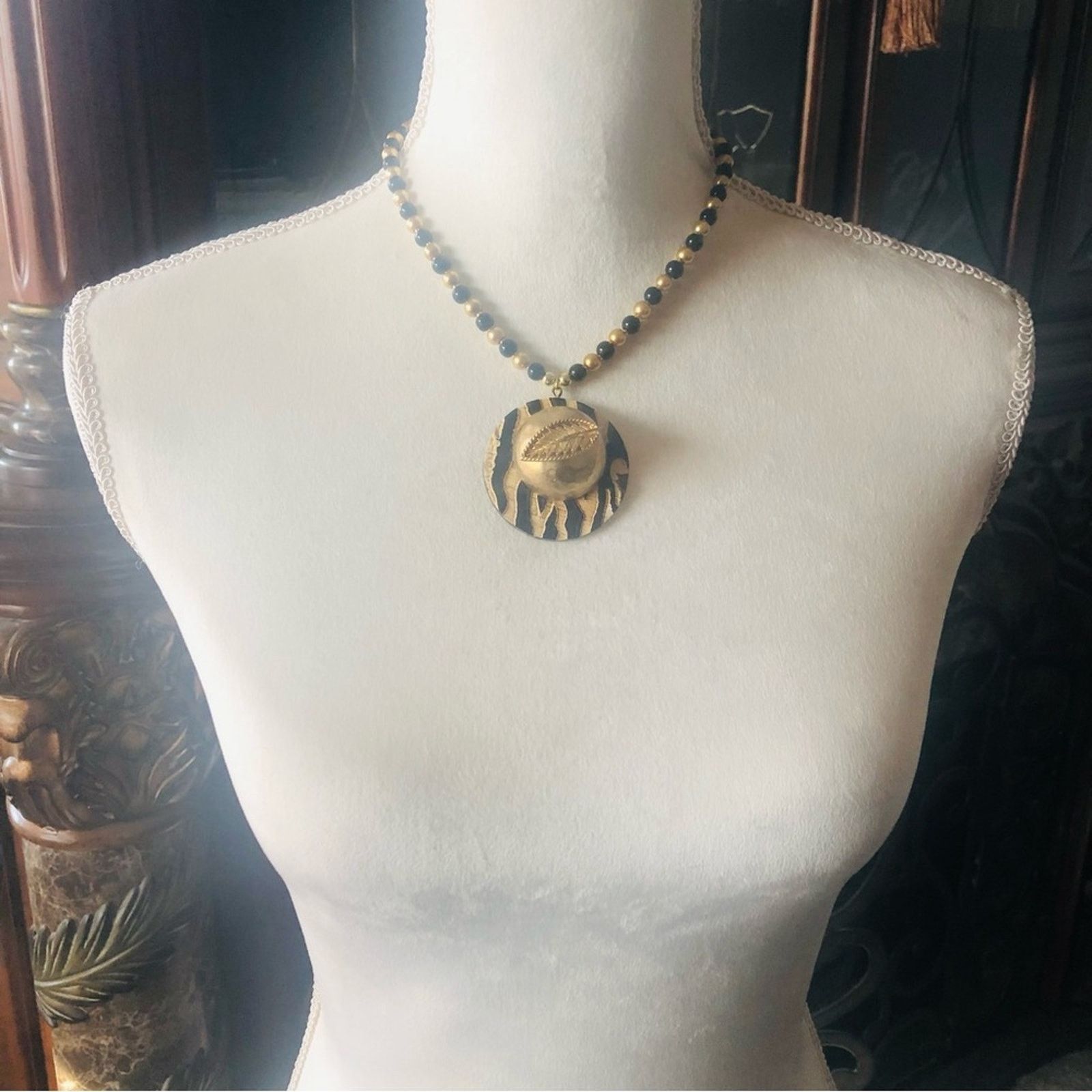Handmade Handcrafted repurpose jungle inspired pendant Pearl necklace Size ONE SIZE - 5 Thumbnail
