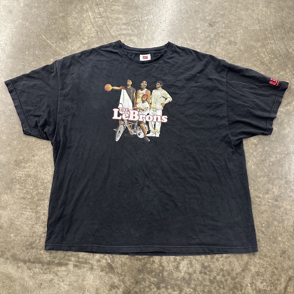 Nike Vintage Nike LeBron James The LeBrons Cartoon Promo T-Shirt Size US XXL / EU 58 / 5 - 1 Thumbnail