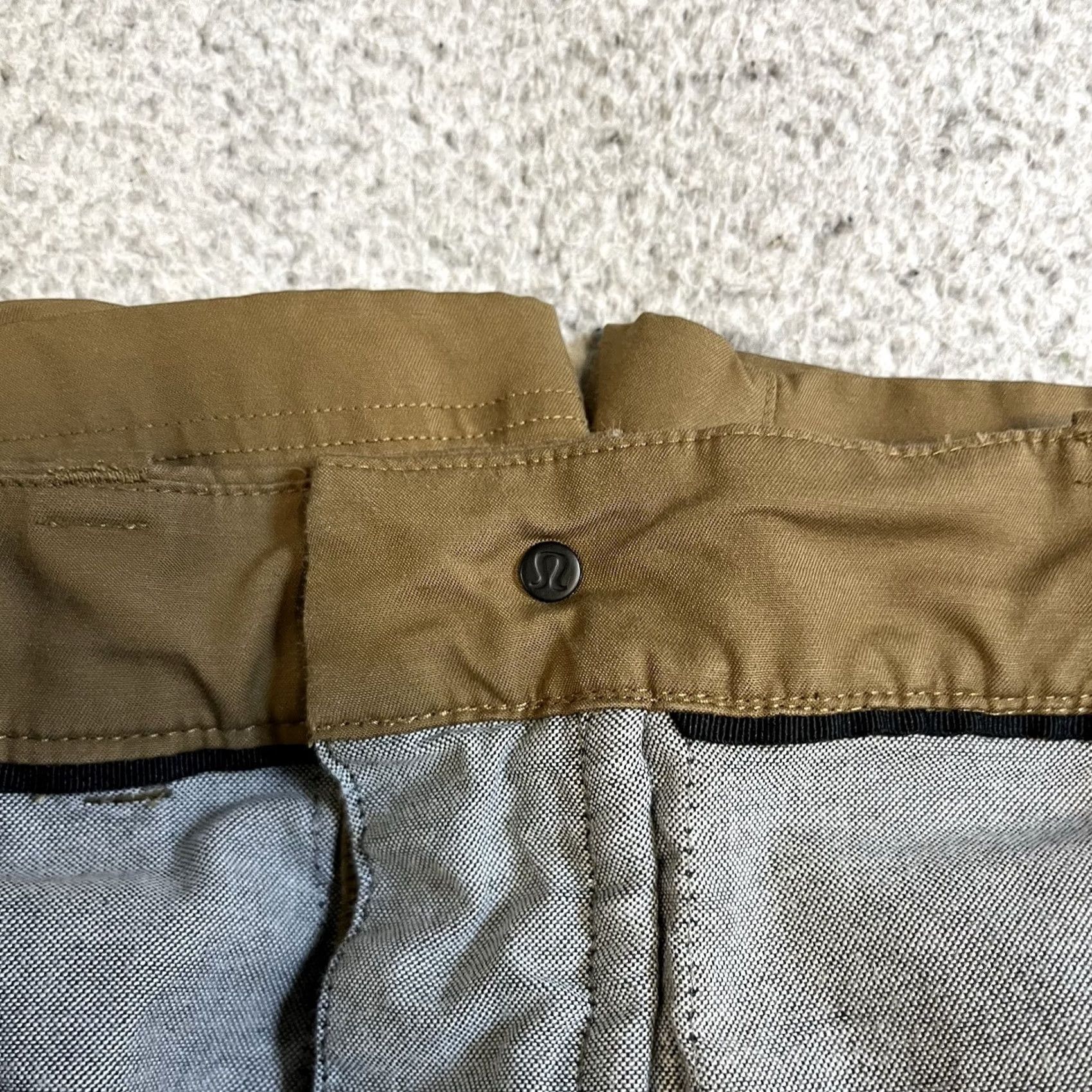 Lululemon Lululemon Commission Shorts Mens 34 Chino Khaki Stretch Golf Preppy Athletic Size US 34 / EU 50 - 4 Thumbnail