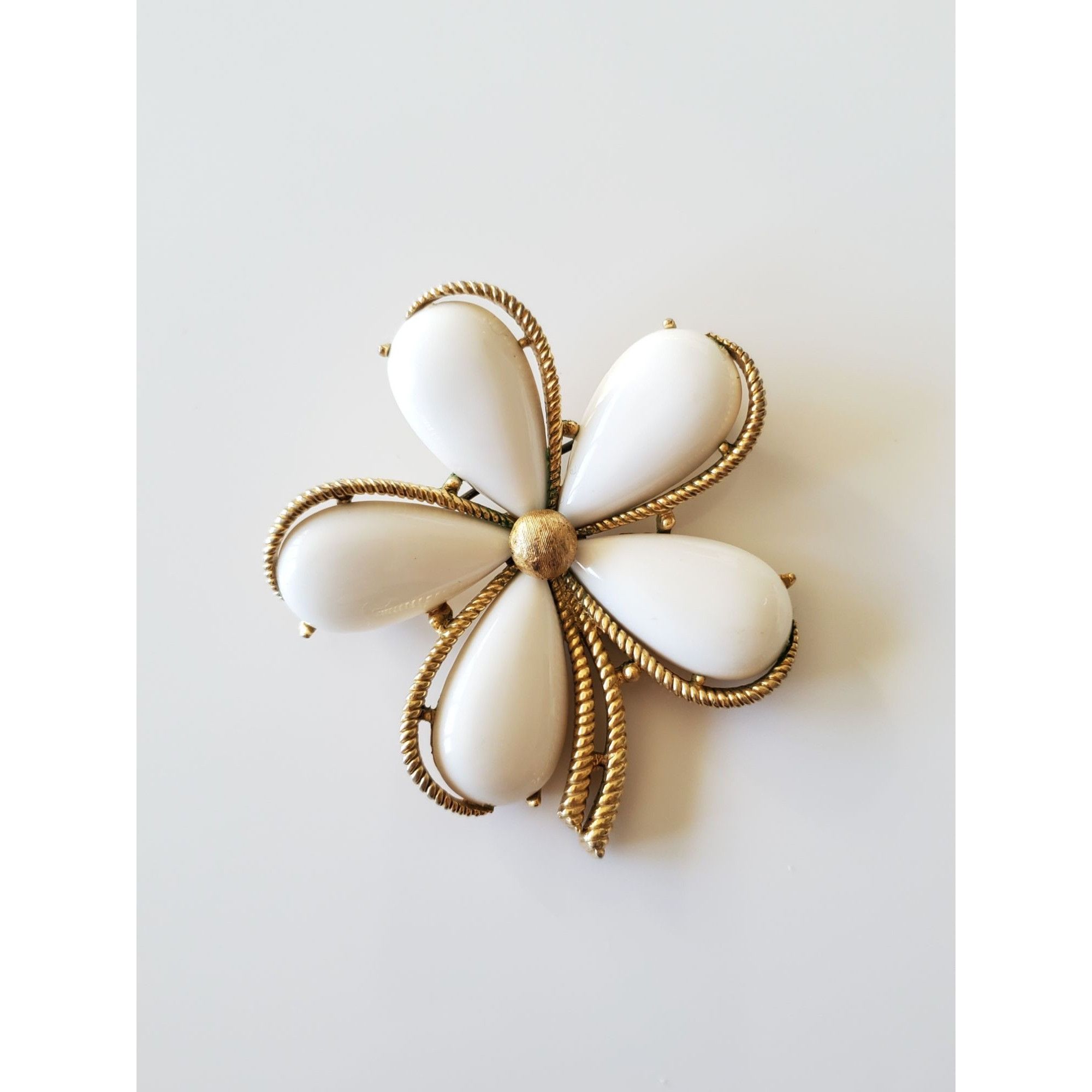 Other Vintage Crown Trifari Milk Glass Goldtone Daisy Brooch Size ONE SIZE - 3 Thumbnail