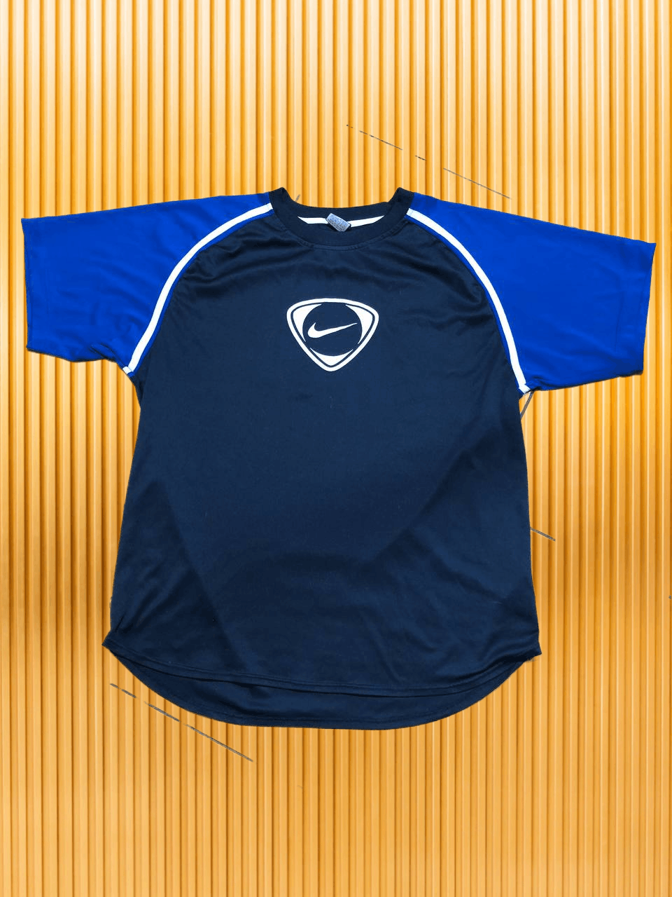 Nike Y2K T-shirt Nike Vintage blue big logo center Size US L / EU 52-54 / 3 - 1 Thumbnail