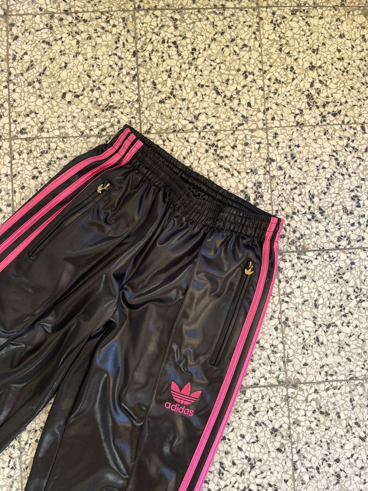 Adidas Rare Adidas CHILE62 S black and pink coated sweatpants Size 26" / US 2 / IT 38 - 4 Thumbnail