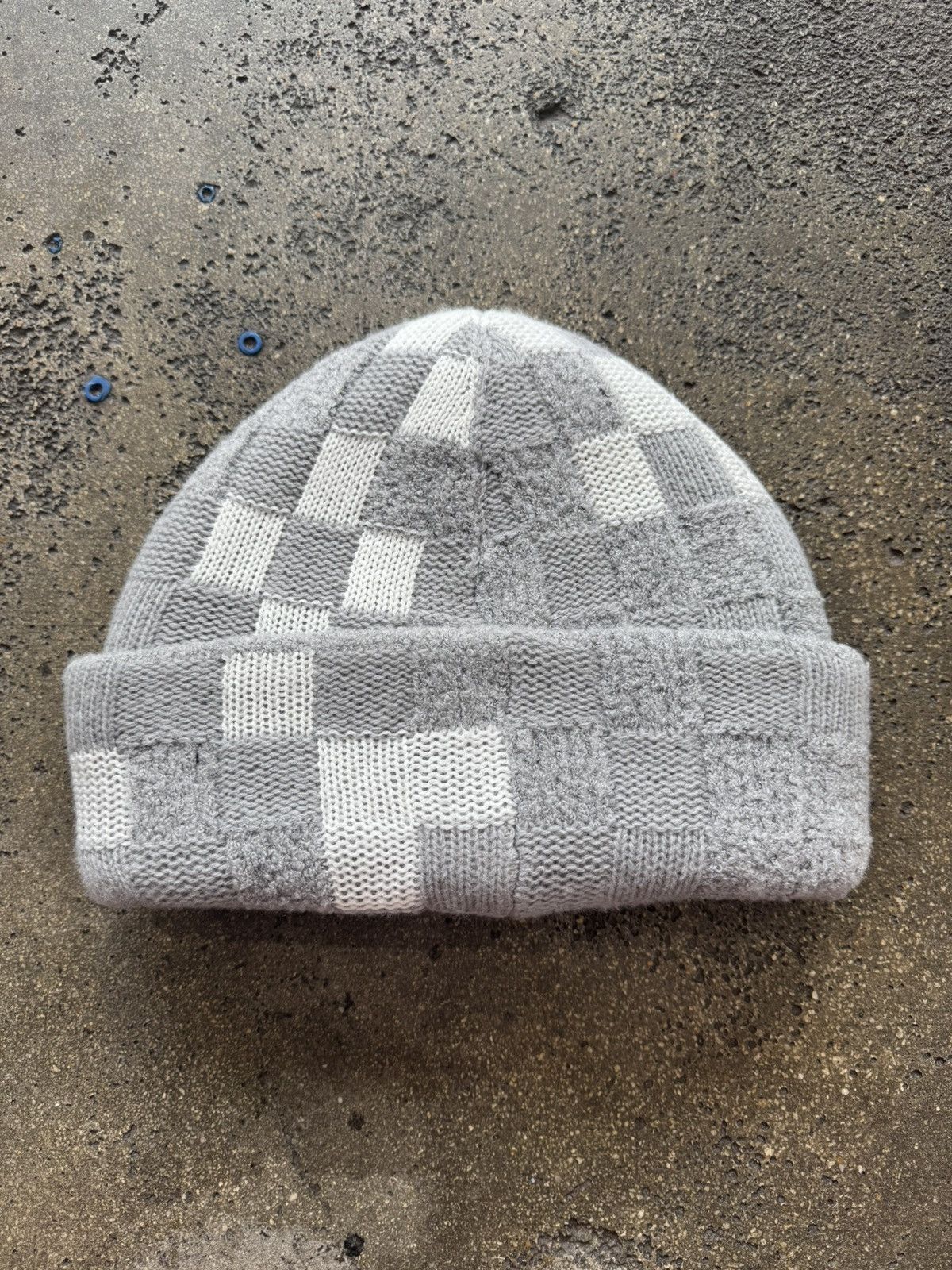 Louis Vuitton LV CRUSH DAMOFLAGE PEARLS BEANIE LIGHT GRAY Size ONE SIZE - 2 Thumbnail