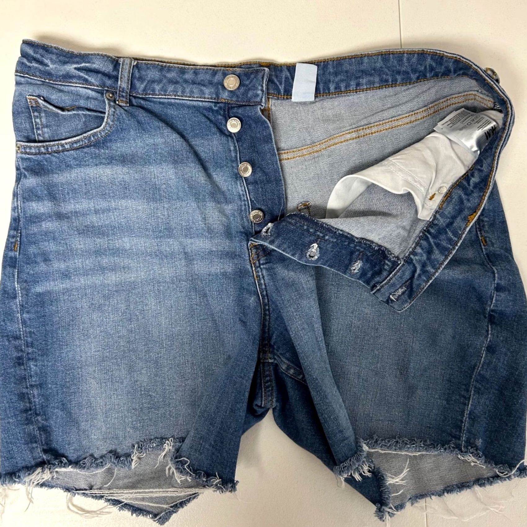 H&M H&M &Denim 90s High Waist Button Fly Raw Hem Denim Shorts Womens 16 Blue Casual Jeans Shorts Size 25" / US 0 / IT 36 - 2 Thumbnail