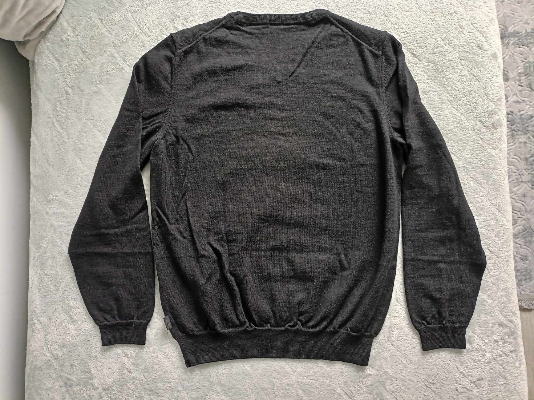 Hugo Boss Hugo Boss men's V-neck sweater - label size L (more like S) Size US S / EU 44-46 / 1 - 2 Thumbnail