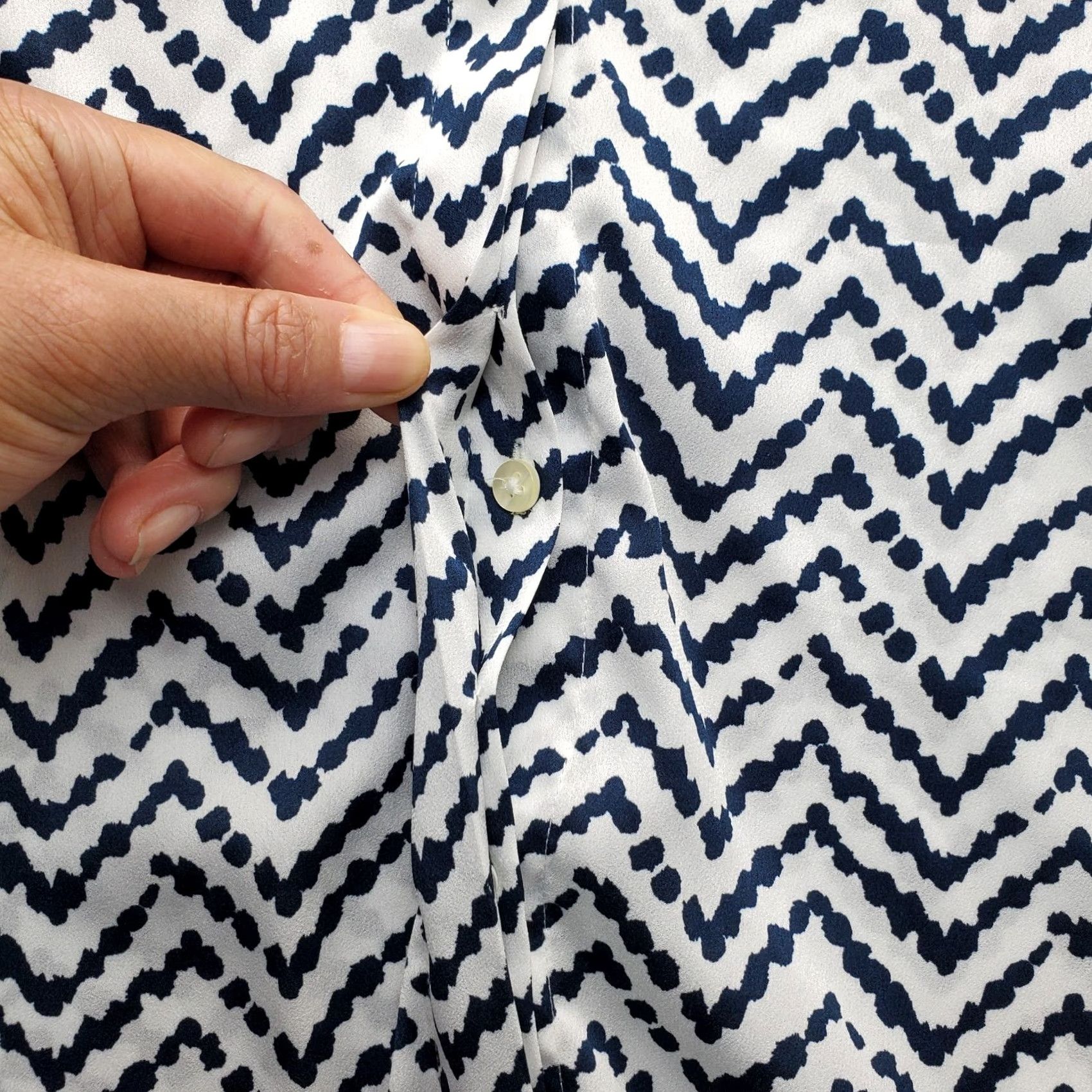 Ann Taylor Ann Taylor Shirt Womens 12 Multi Chevron Roll Tab Sleeve Button-Up Size XL / US 12-14 / IT 48-50 - 6 Thumbnail