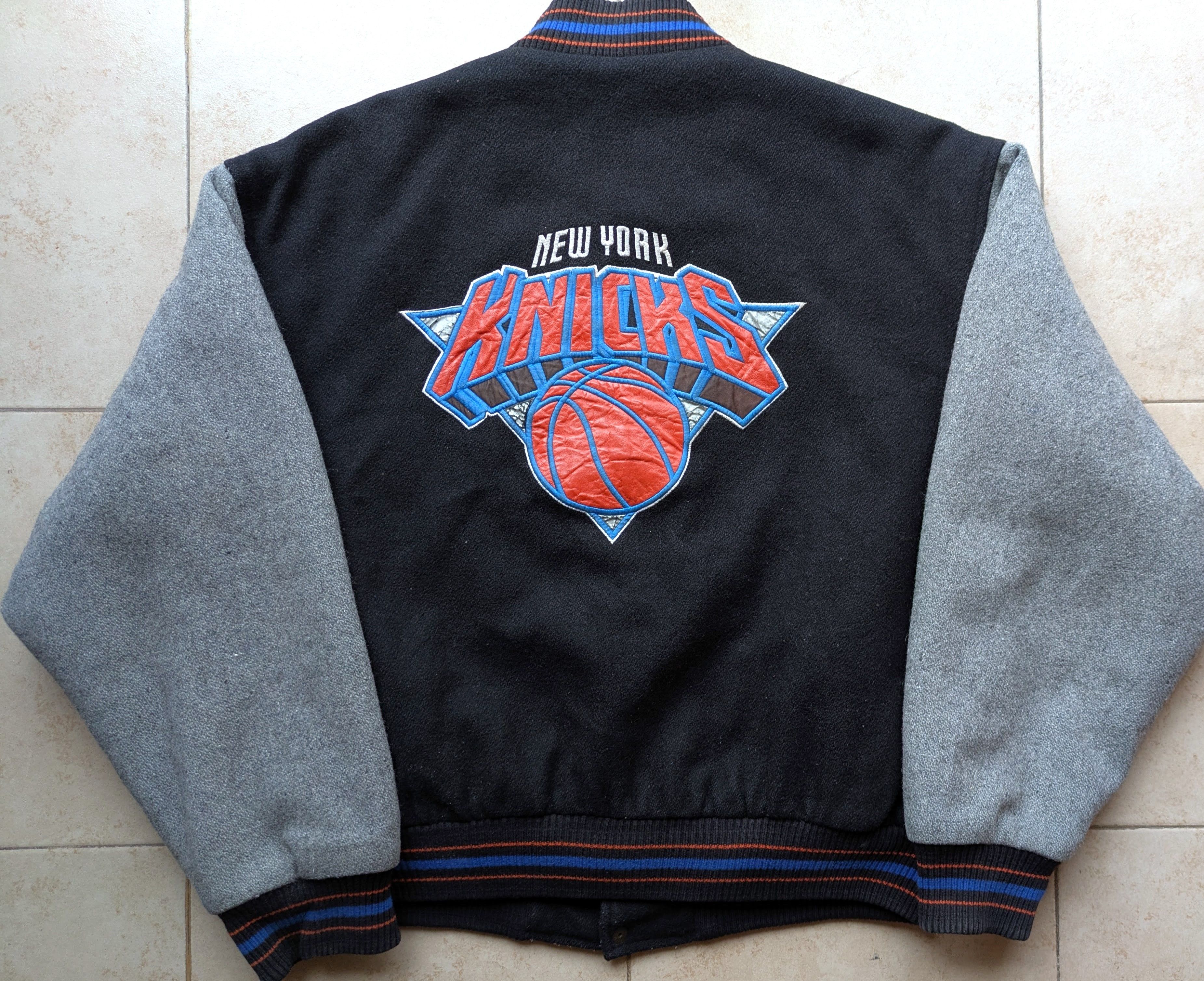NBA New York Knicks 90s Wool LEATHER bomber Varsity NBA vintage Size US L / EU 52-54 / 3 - 8 Thumbnail
