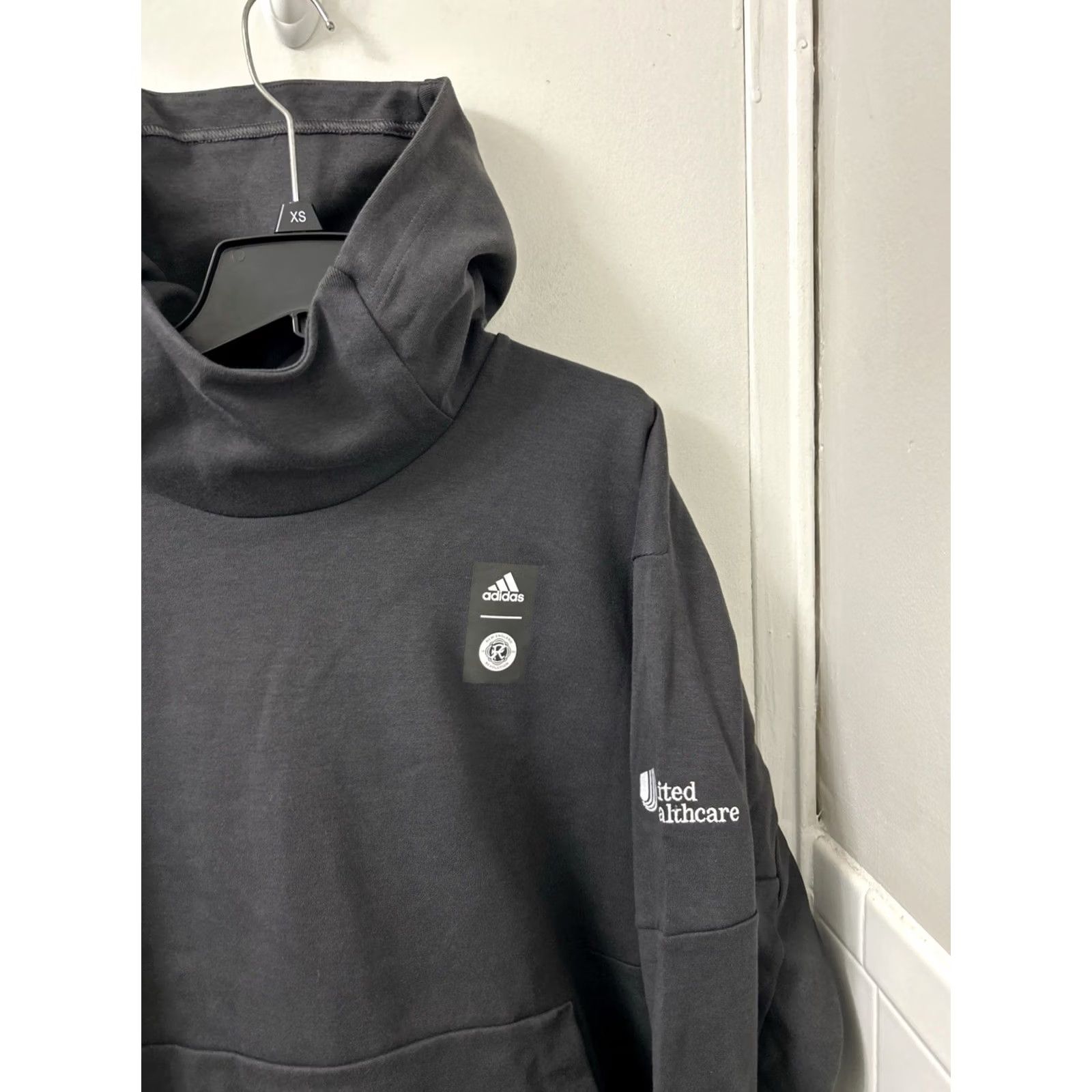 Adidas Adidas Hoodie Unisex Adults L Black Pullover Pocket Sweatshirt Logo NWT L/S 90 MSRP Size US L / EU 52-54 / 3 - 5 Thumbnail