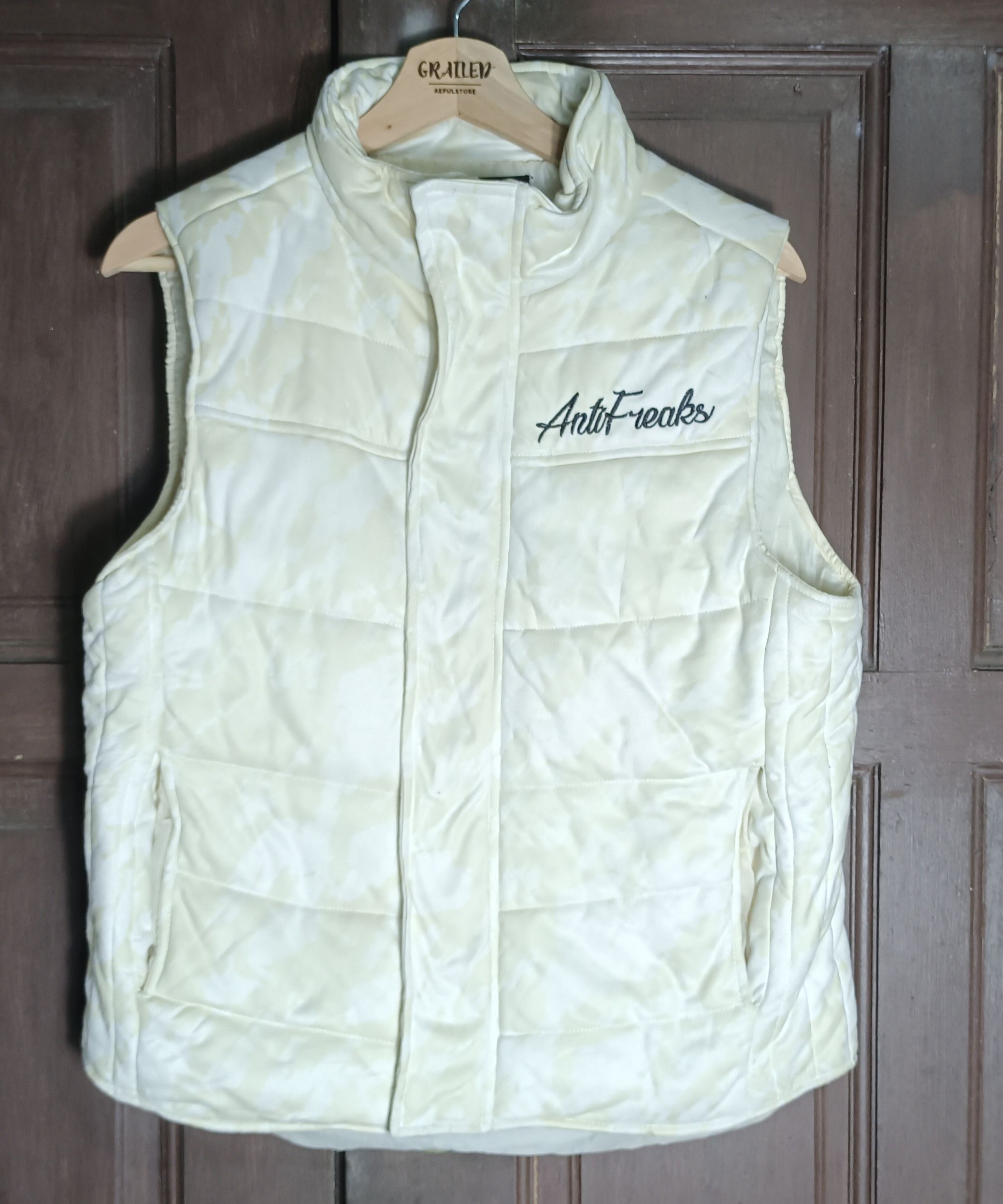 In The Attic In The Attic Homme "Anti Freaks" Camo Flag Puffer Vests Size US M / EU 48-50 / 2 - 1 Thumbnail