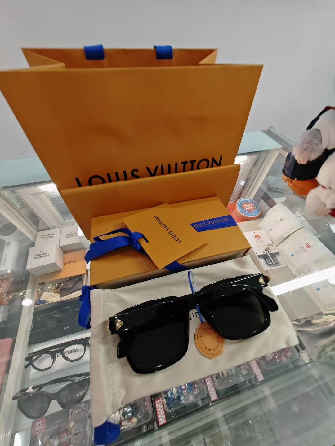 Louis Vuitton LOUIS VUITTON Square Simple Logo Sunglasses Q15 Size ONE SIZE - 2 Thumbnail