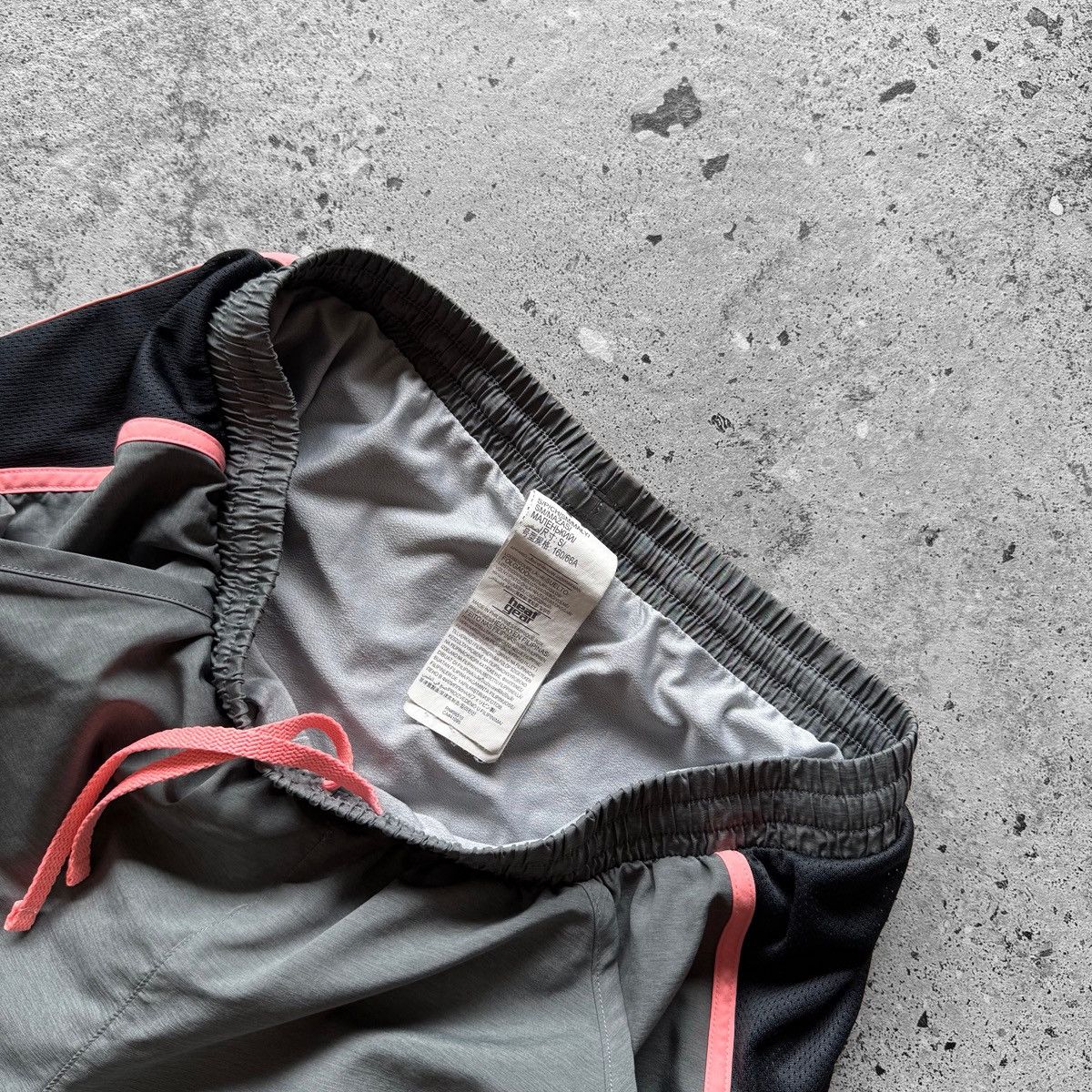 Under Armour Under Armour Womens Gray Black Pink Running Shorts Pockets Size 27" / US 4 / IT 40 - 4 Thumbnail