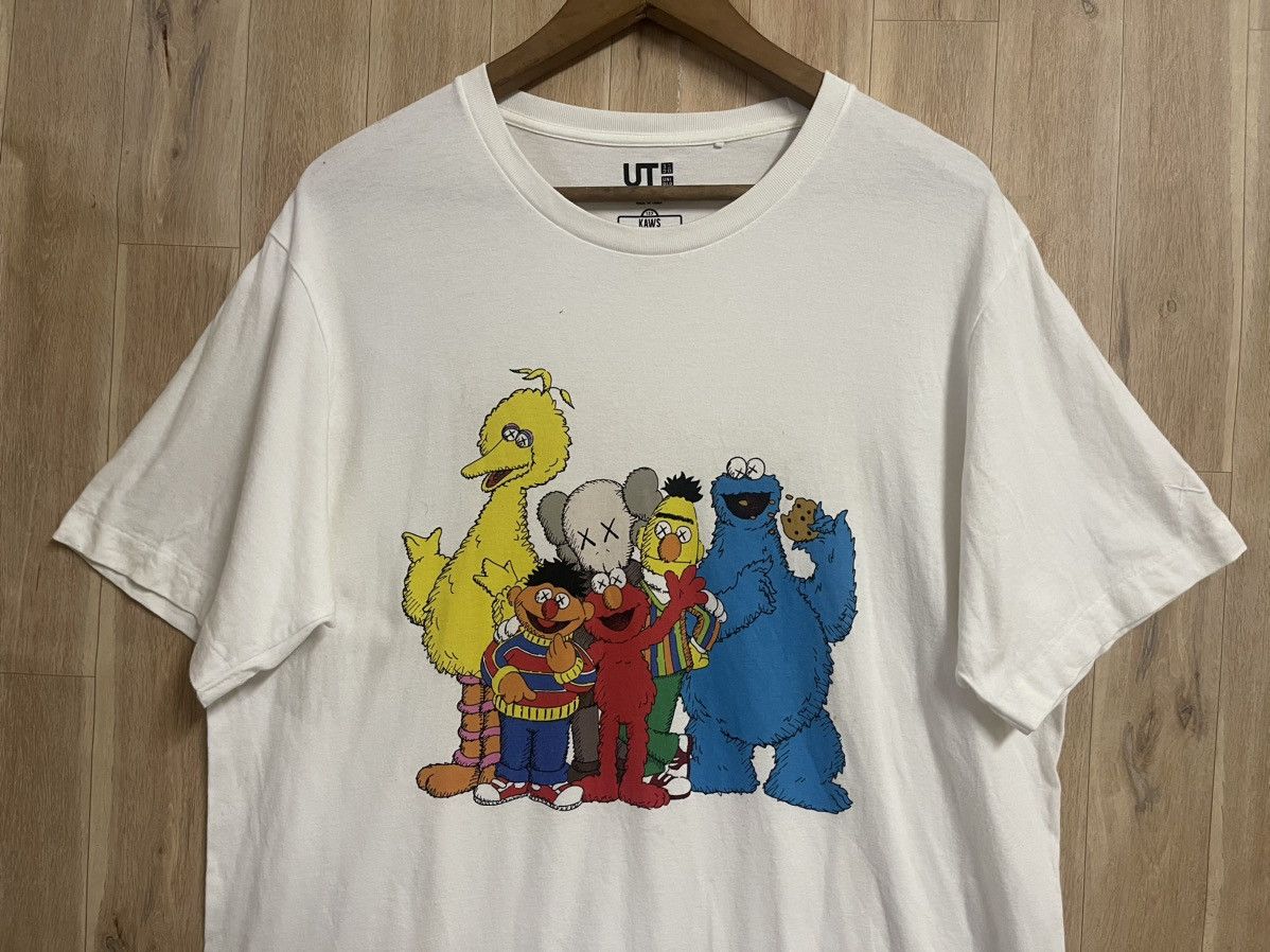 Kaws × Uniqlo Vintage Kaws x Uniqlo x Sesame Street T shirt XL Rare Size US XL / EU 56 / 4 - 2 Thumbnail