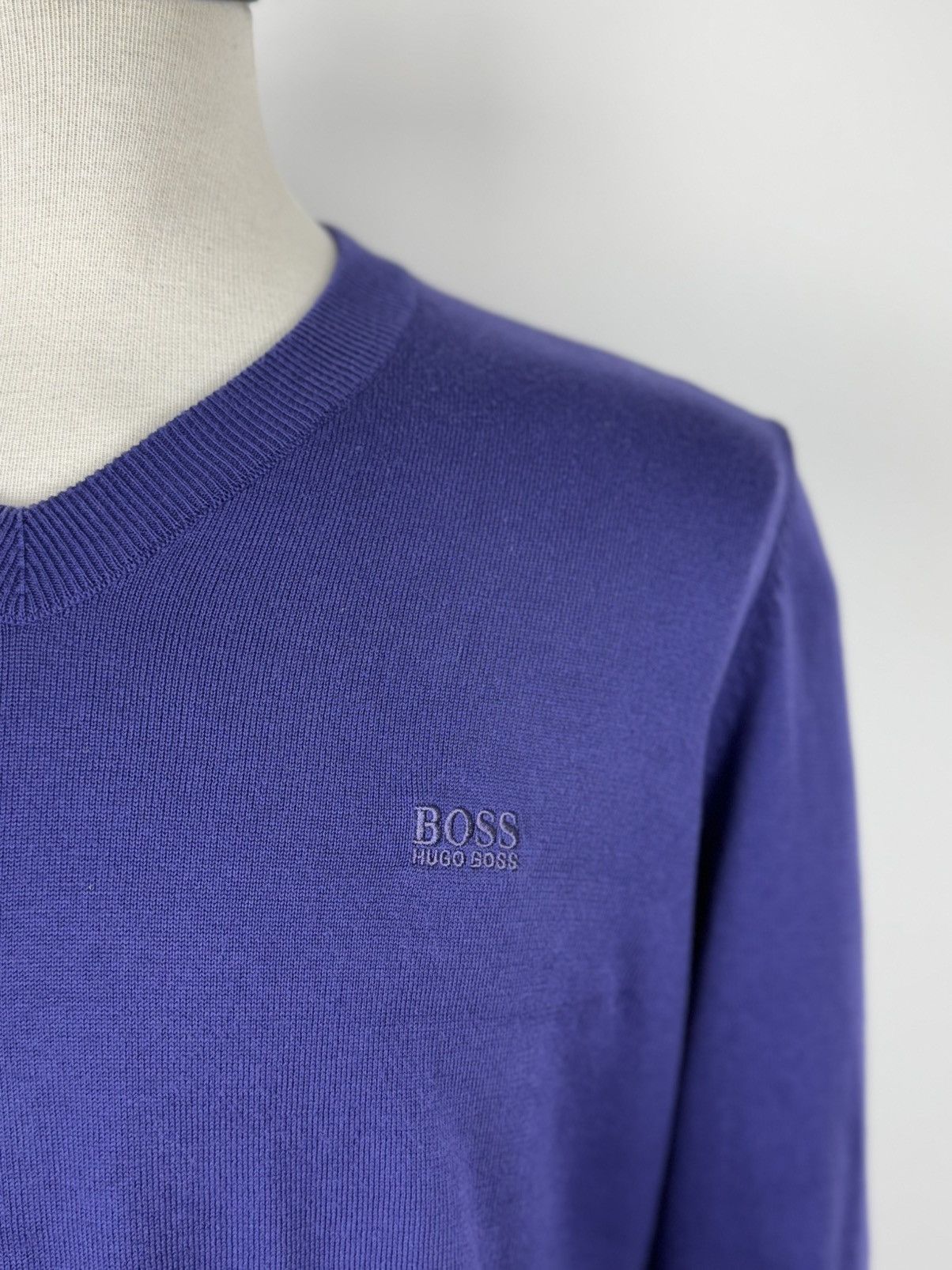 Hugo Men’s Hugo Boss V-Neck Wool Sweater Purple Jumper size L Size US L / EU 52-54 / 3 - 2 Thumbnail