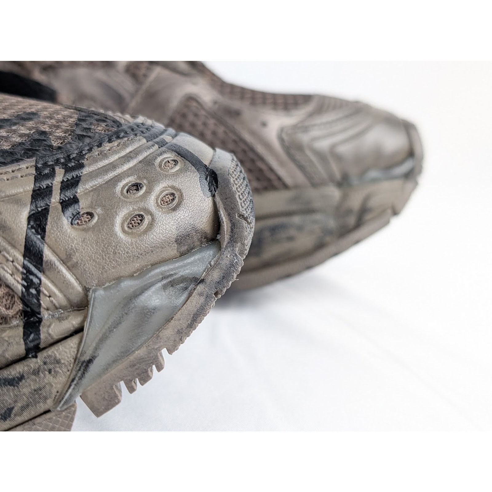 Balenciaga o1rshd1 Monocolor Graffiti Runner in Dark Taupe/Black Size US 7 / EU 40 - 8 Thumbnail