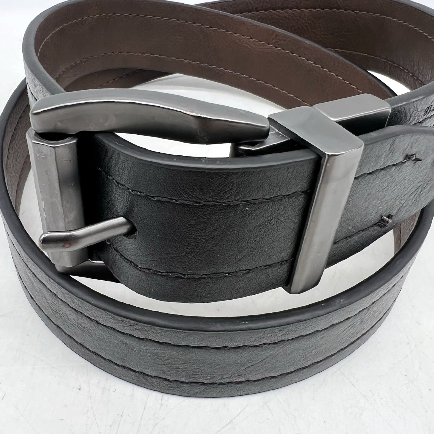 Vintage Casual Belt Men's Reversible Leather Belt Black Brown 40 Dress Belt, Classic, Stainless Buckle, 1.25" Wide, Regular Size, EUC Size 40 - 2 Thumbnail