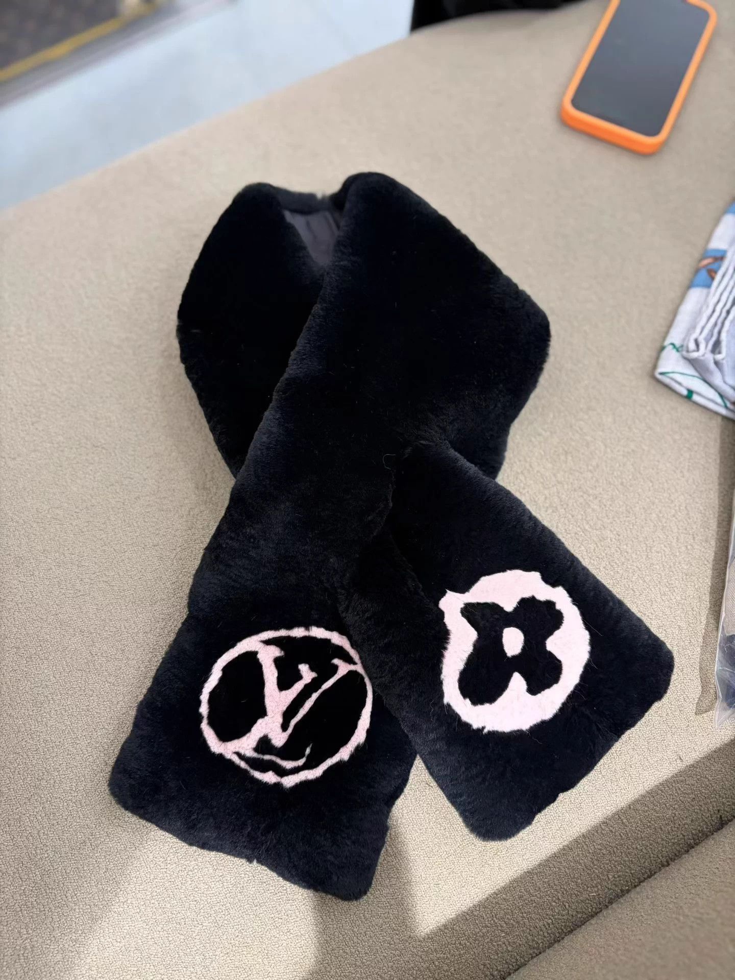 Louis Vuitton LV black rabbit fur logo scarf deadstock Size ONE SIZE - 1 Thumbnail