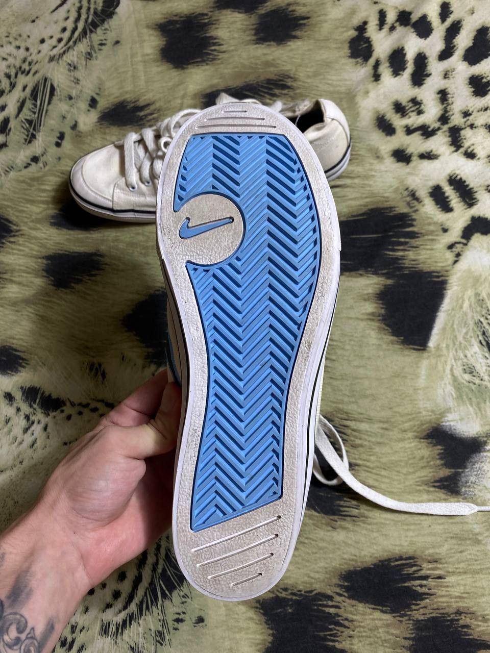 Nike Nike 9 US Men Sneakers Athletic Shoes White / Blue Capri Size US 9 / EU 42 - 4 Thumbnail