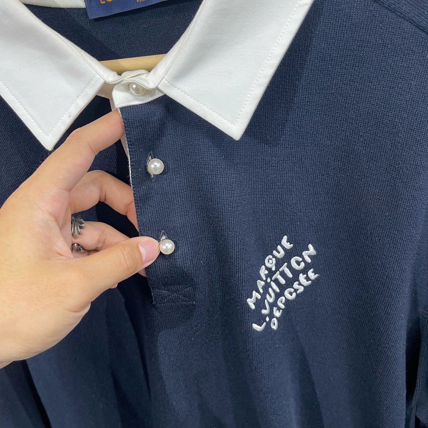 Louis Vuitton LV 24SS Pearl-Button Logo Embroidered Knit Tee 4L Size 4XL / US 24-26 - 4 Thumbnail