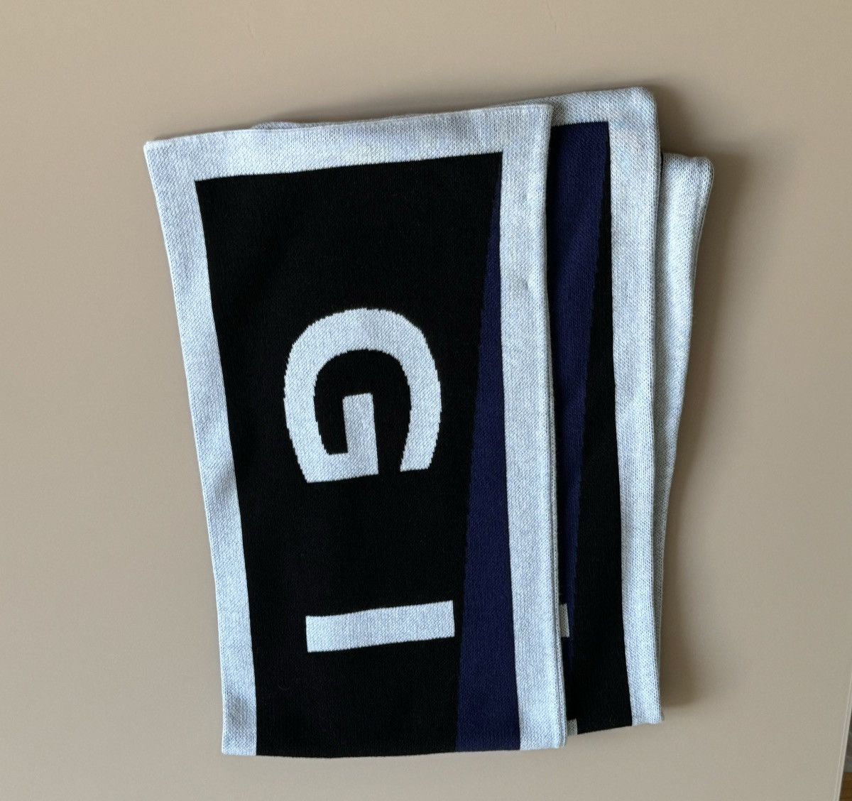 Givenchy Givenchy Paris logo scarf Size ONE SIZE - 2 Thumbnail